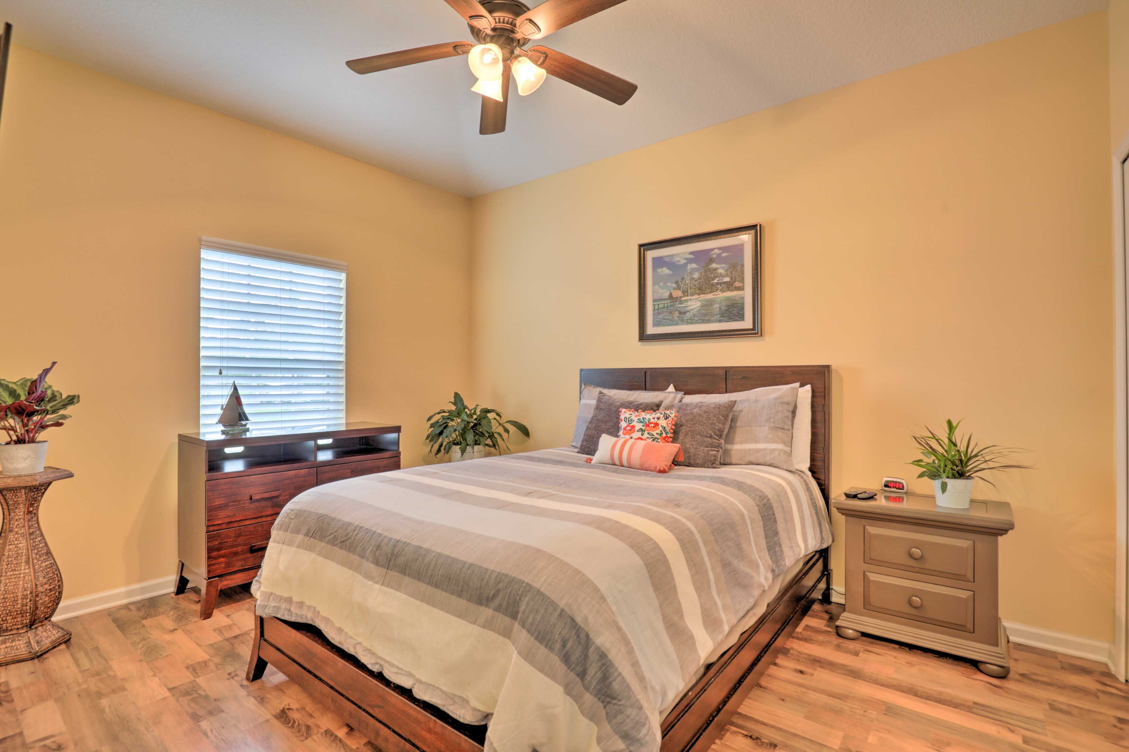 Bedroom | Queen Bed | Linens Provided