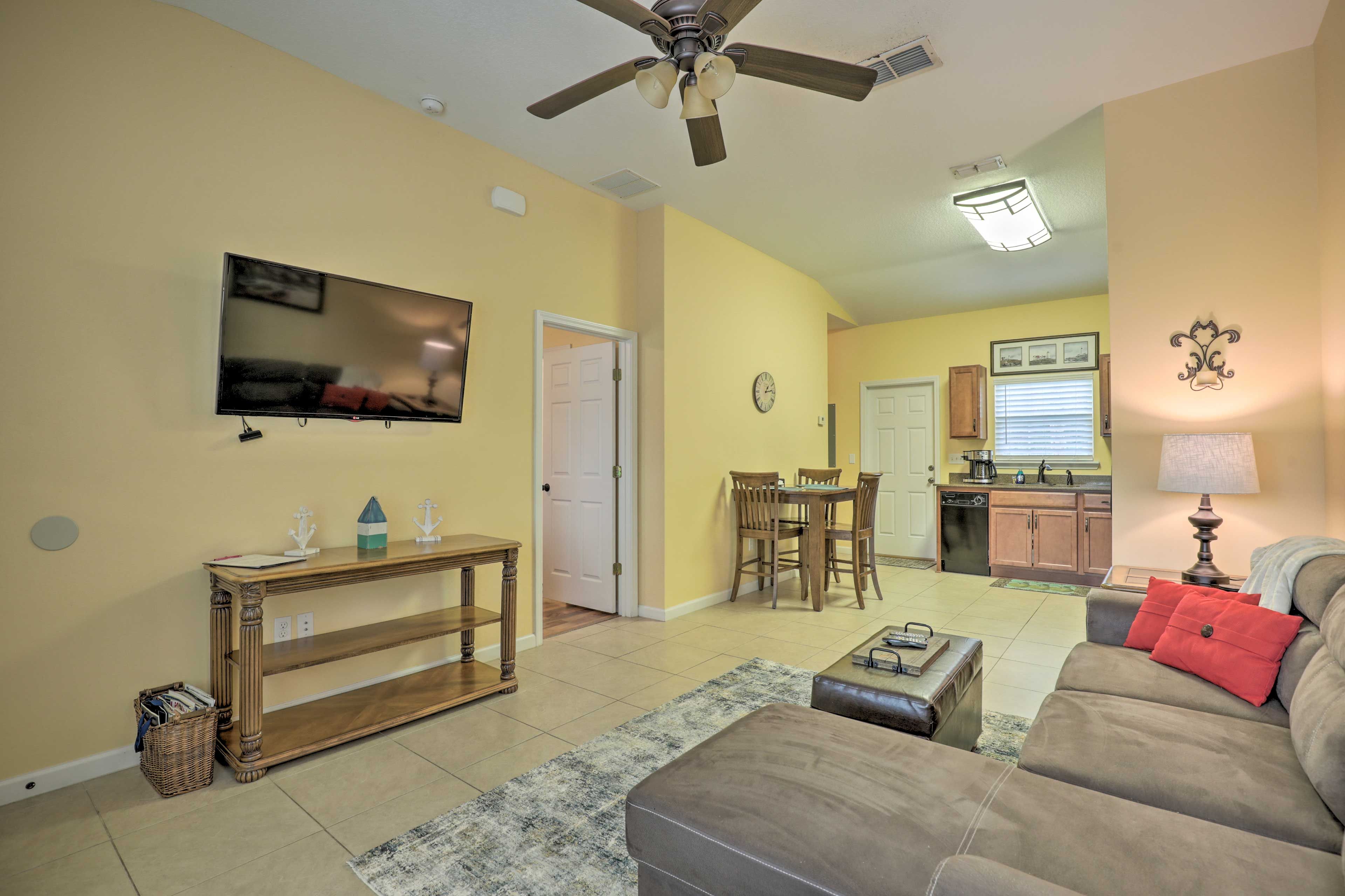 Living Room | Flat-Screen TV w/ Cable