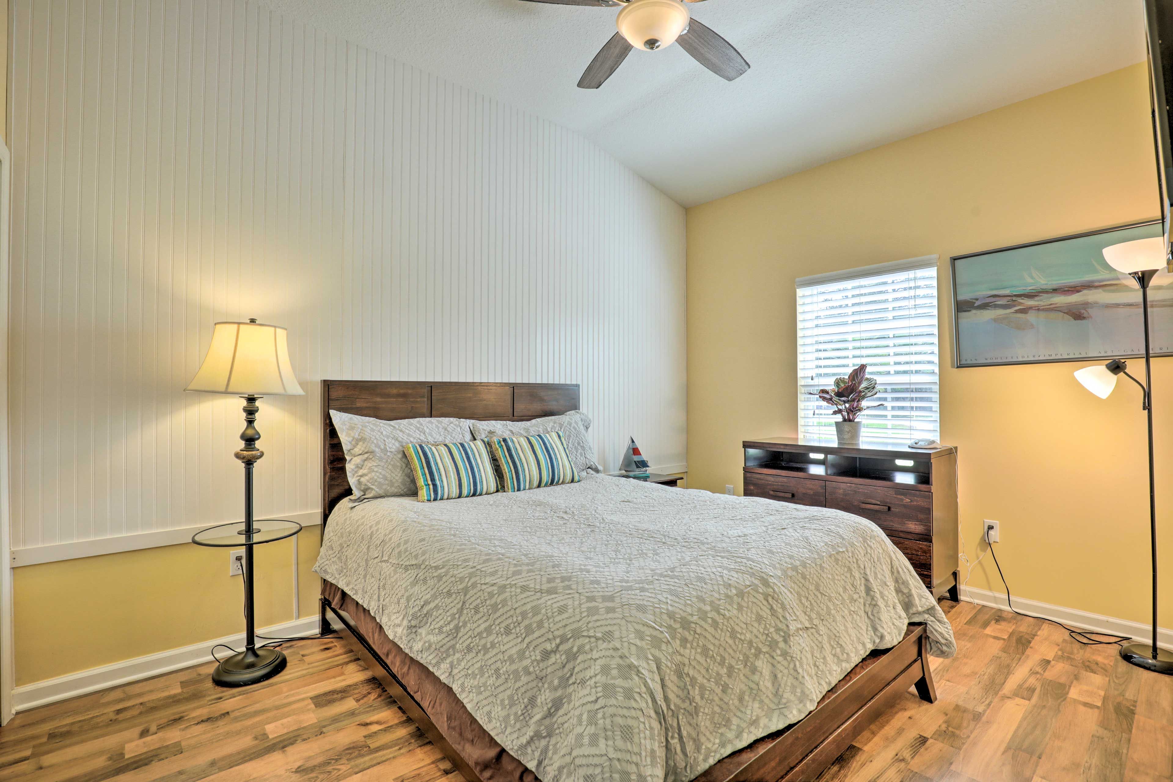 Bedroom | Queen Bed | Linens Provided