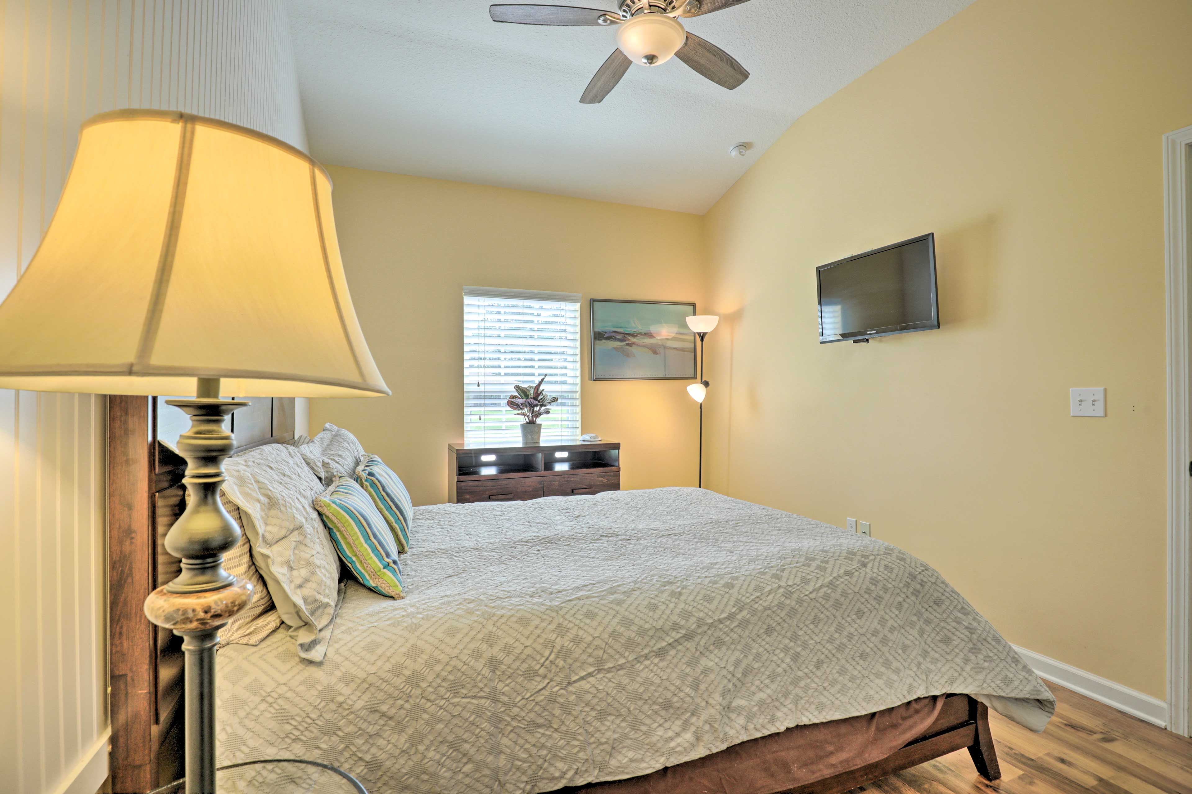 Bedroom | Cable TV