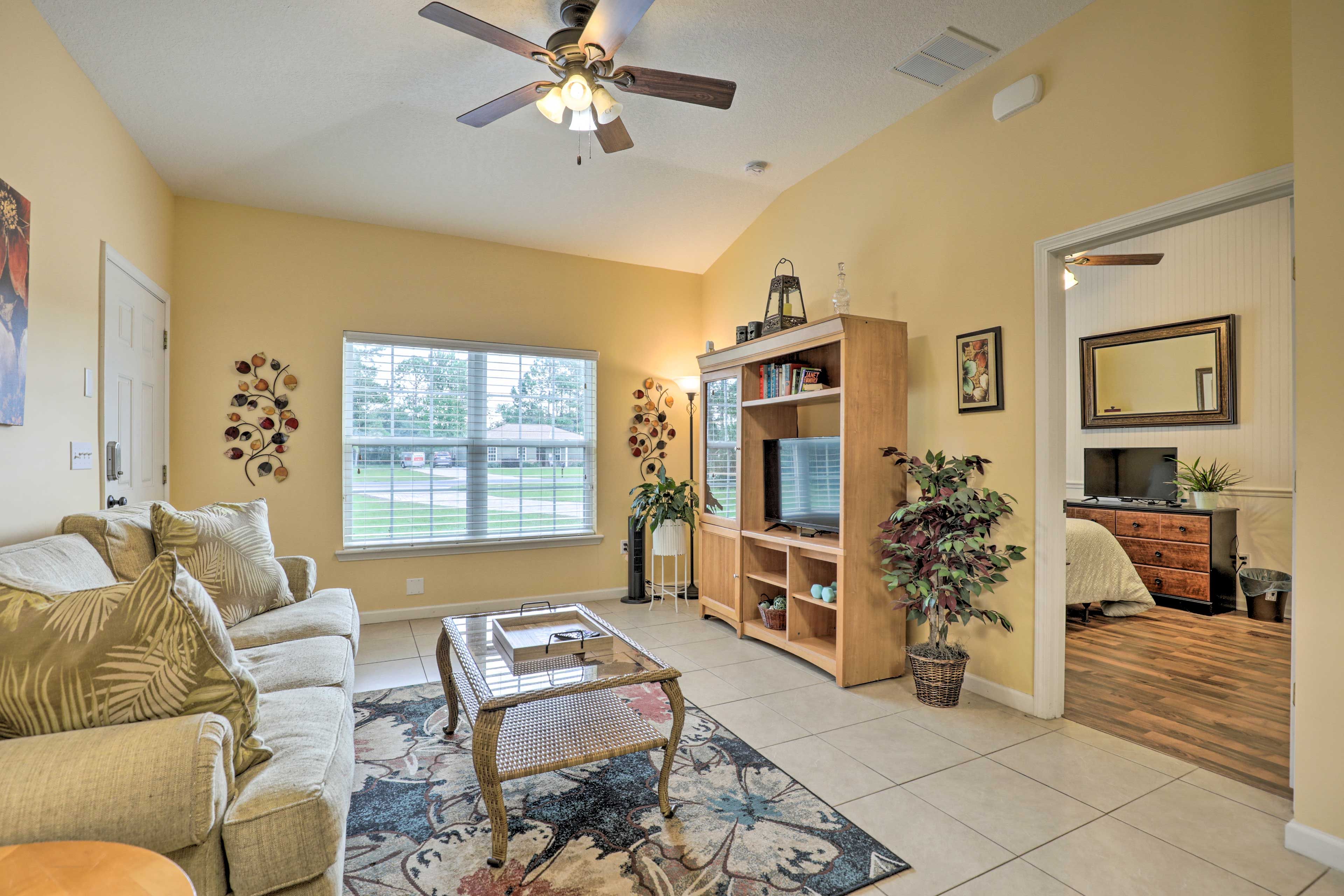 Living Room | Free WiFi | Central Heating & Air Conditioning