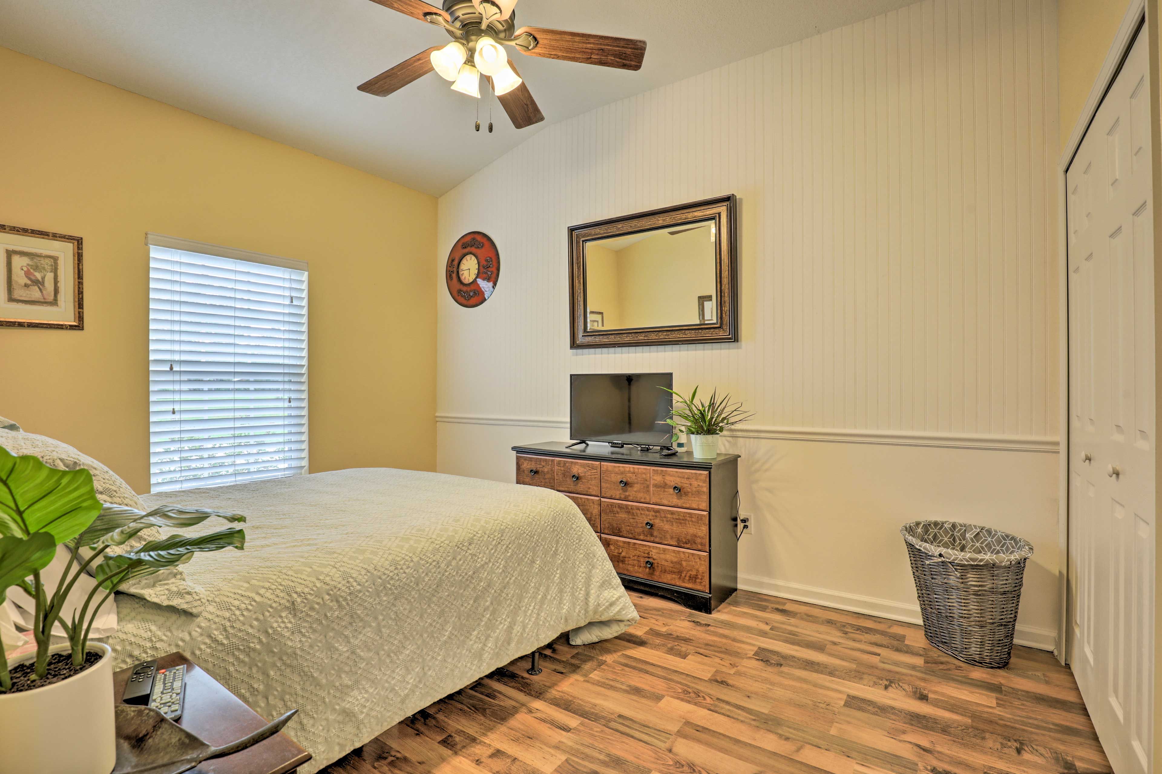 Bedroom | Queen Bed | Linens Provided