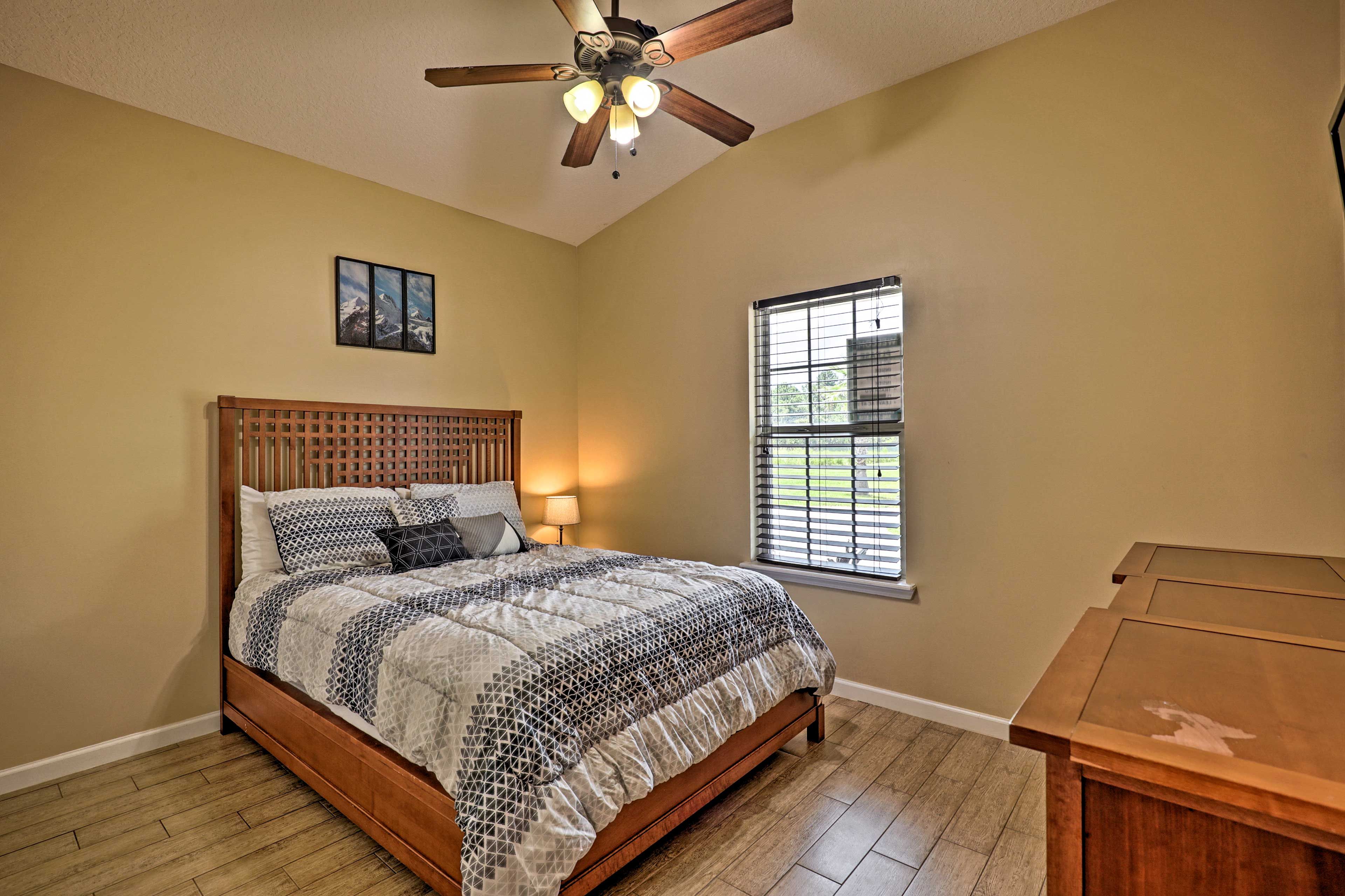 Bedroom 2 | Queen Bed