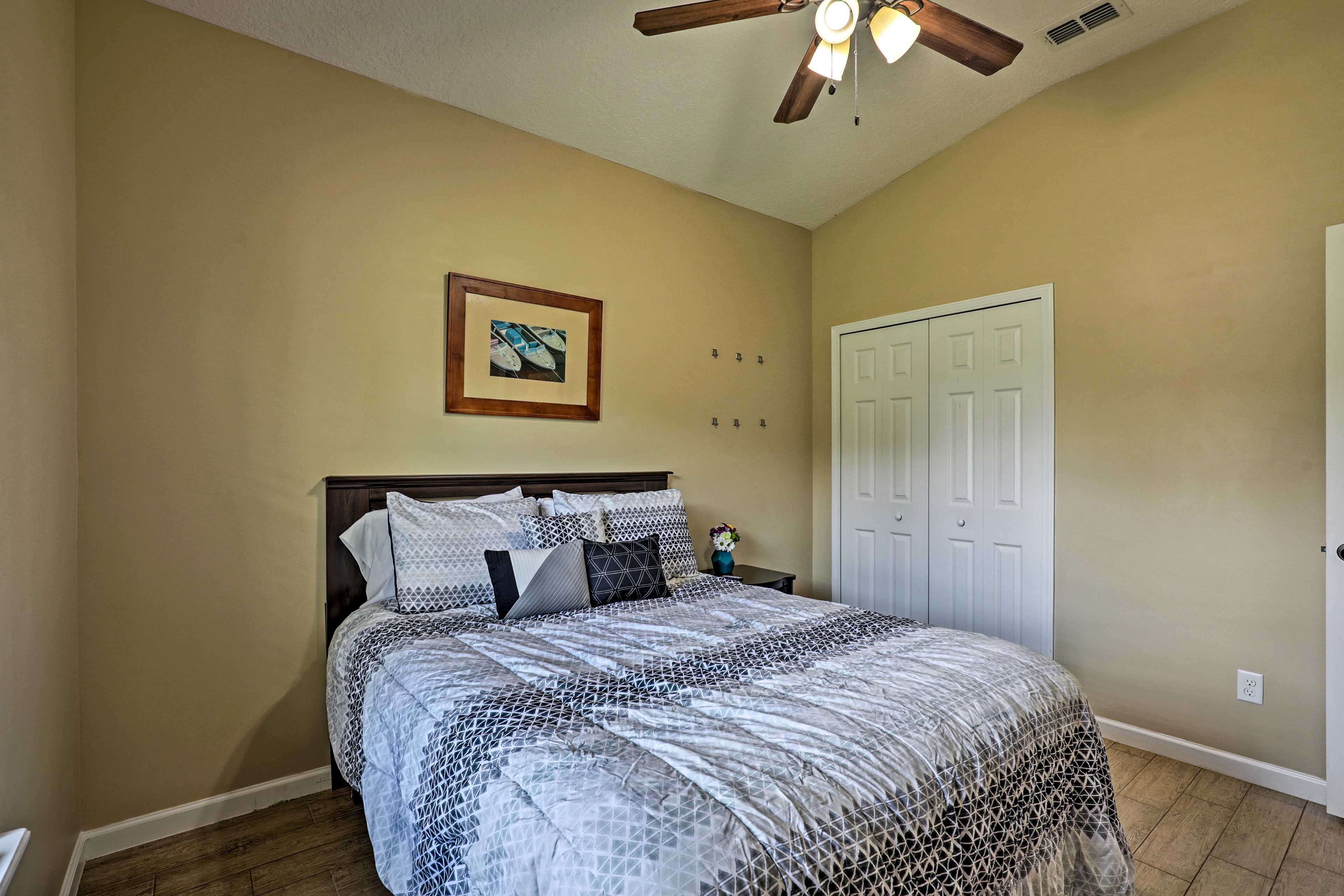 Bedroom 1 | Queen Bed