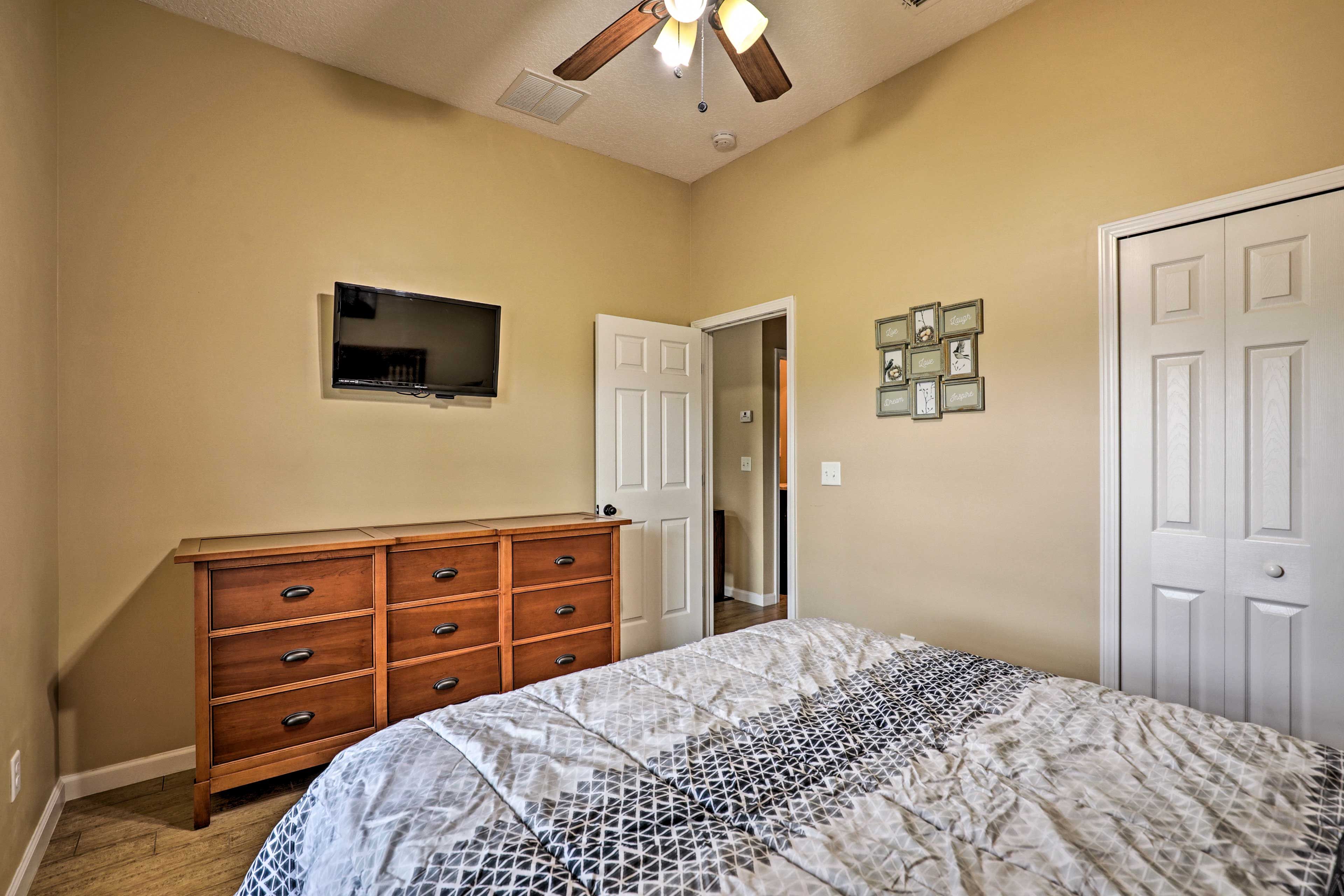 Bedroom 2 | Smart TV | Linens Provided