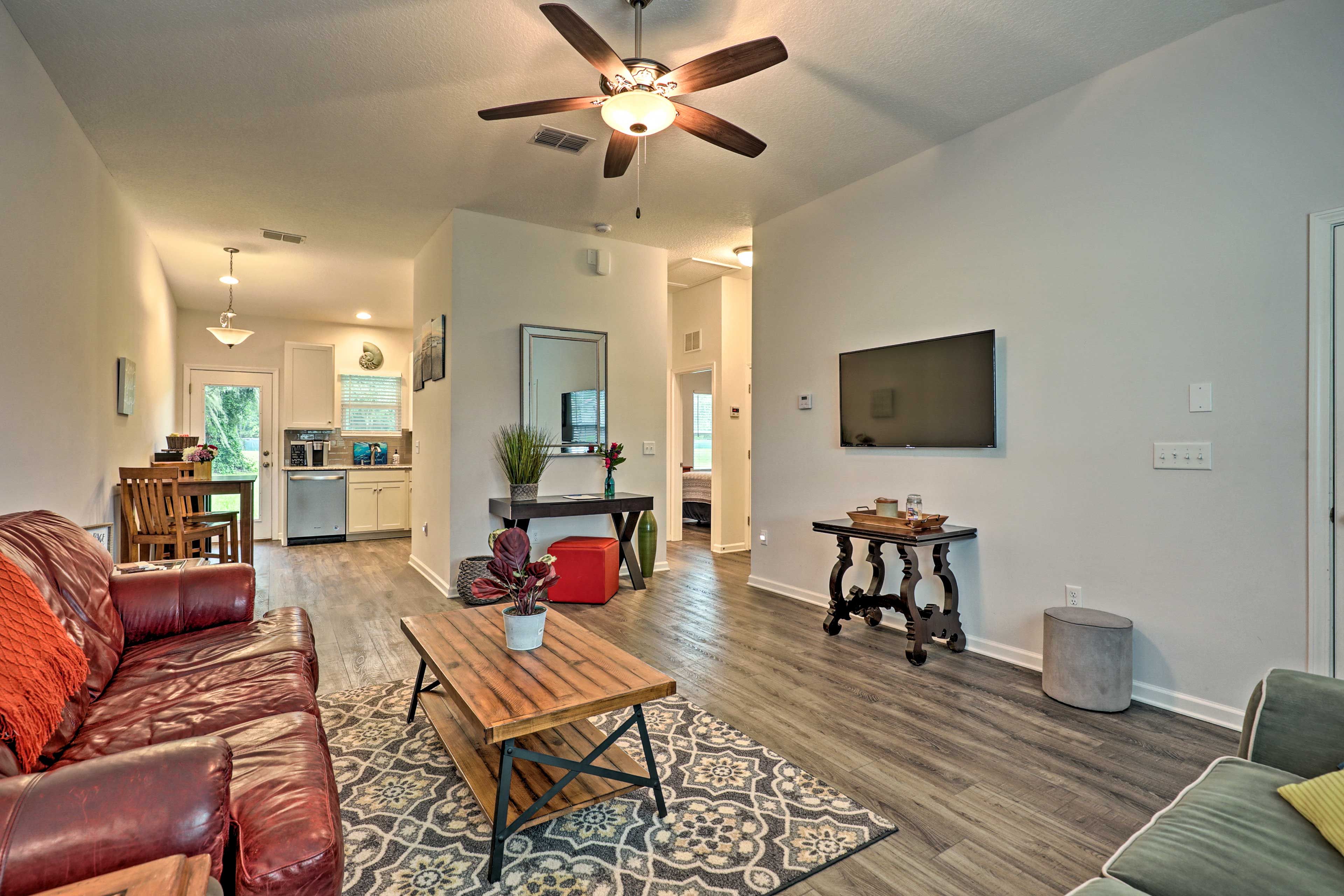 Living Room | Free WiFi | Pet Friendly w/ Fee | Suitable for Children & Elderly