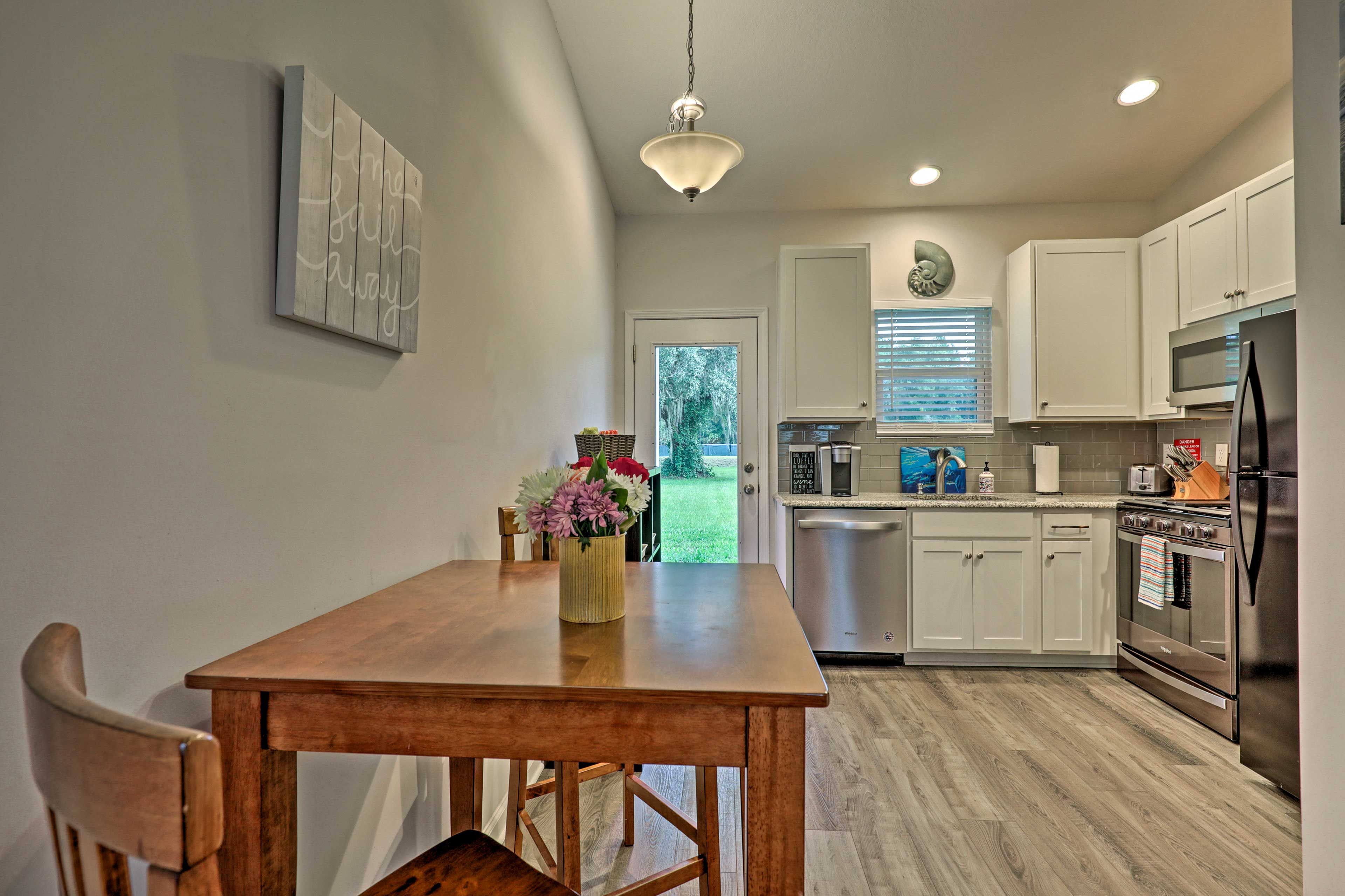 Fully Equipped Kitchen | Dishware & Flatware