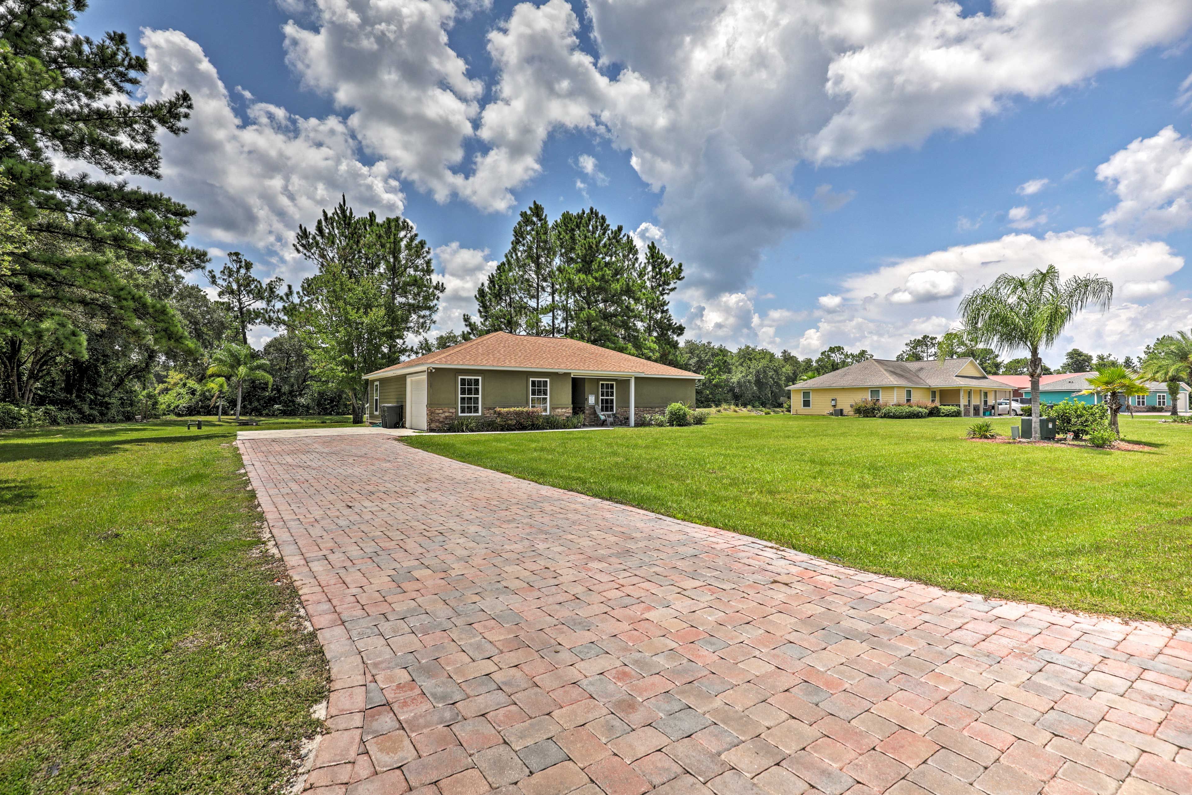 Property Exterior | Garage, Driveway & Street Parking (First-Come, First-Served)
