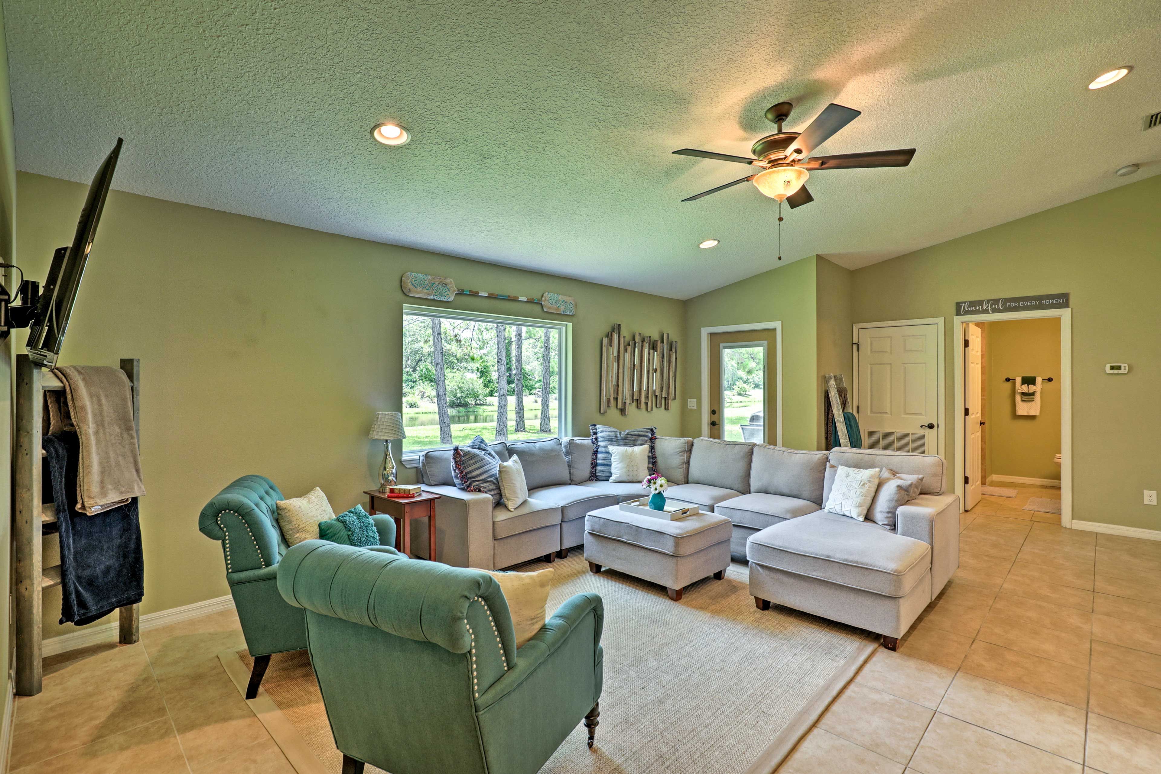 Living Room | Laptop Friendly | Breakfast Bar