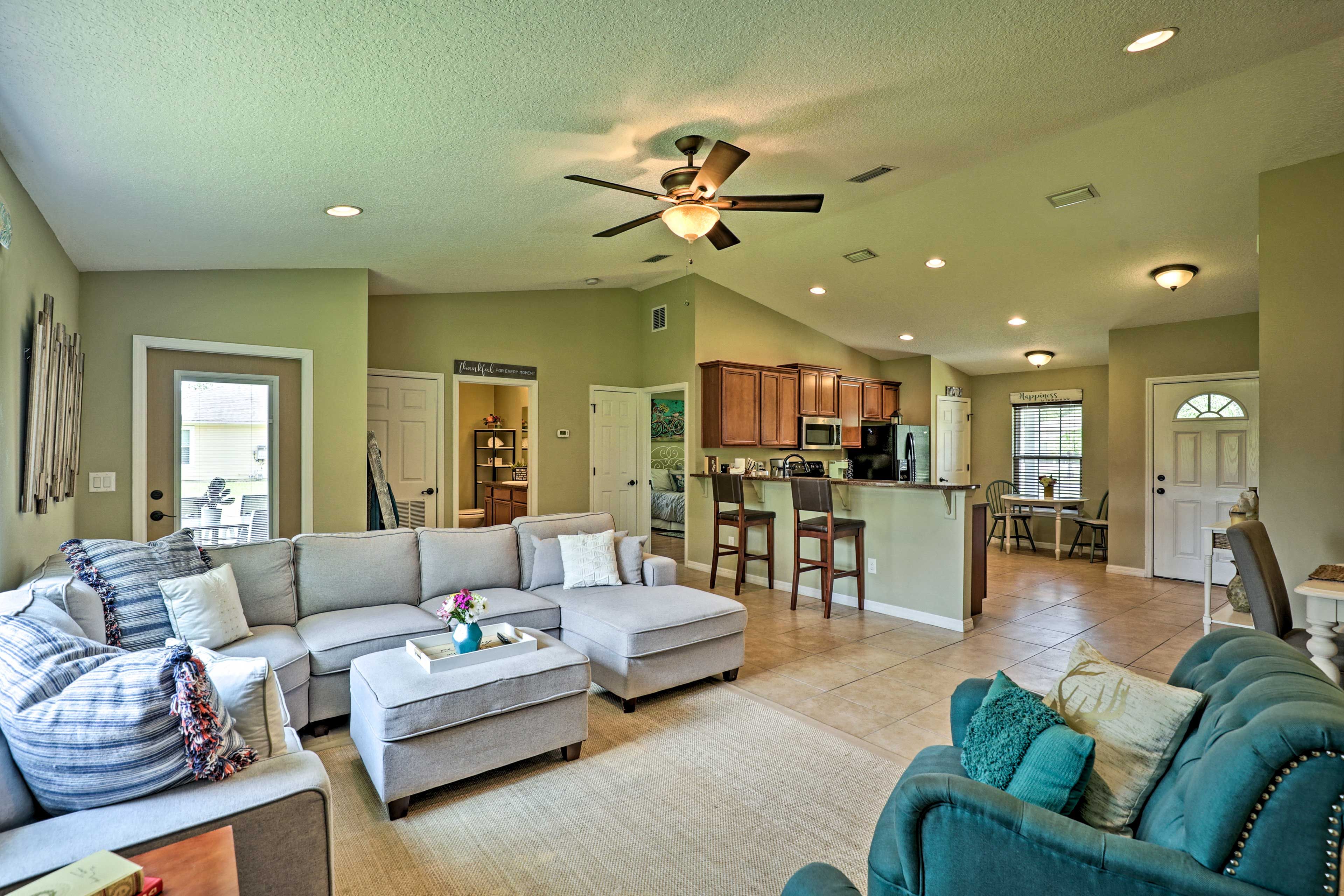 Living Room | Pet Friendly w/ Fee | Suitable for Children & Elderly