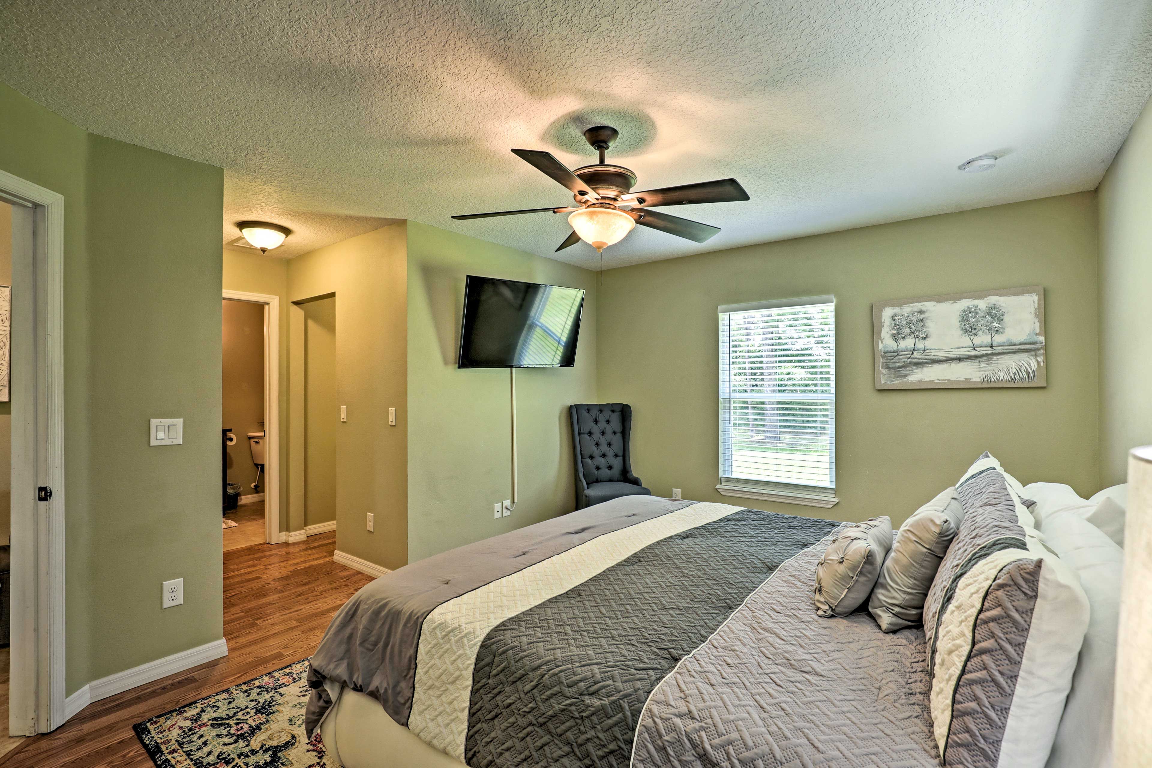 Bedroom 1 | King Bed | Step-Free Access