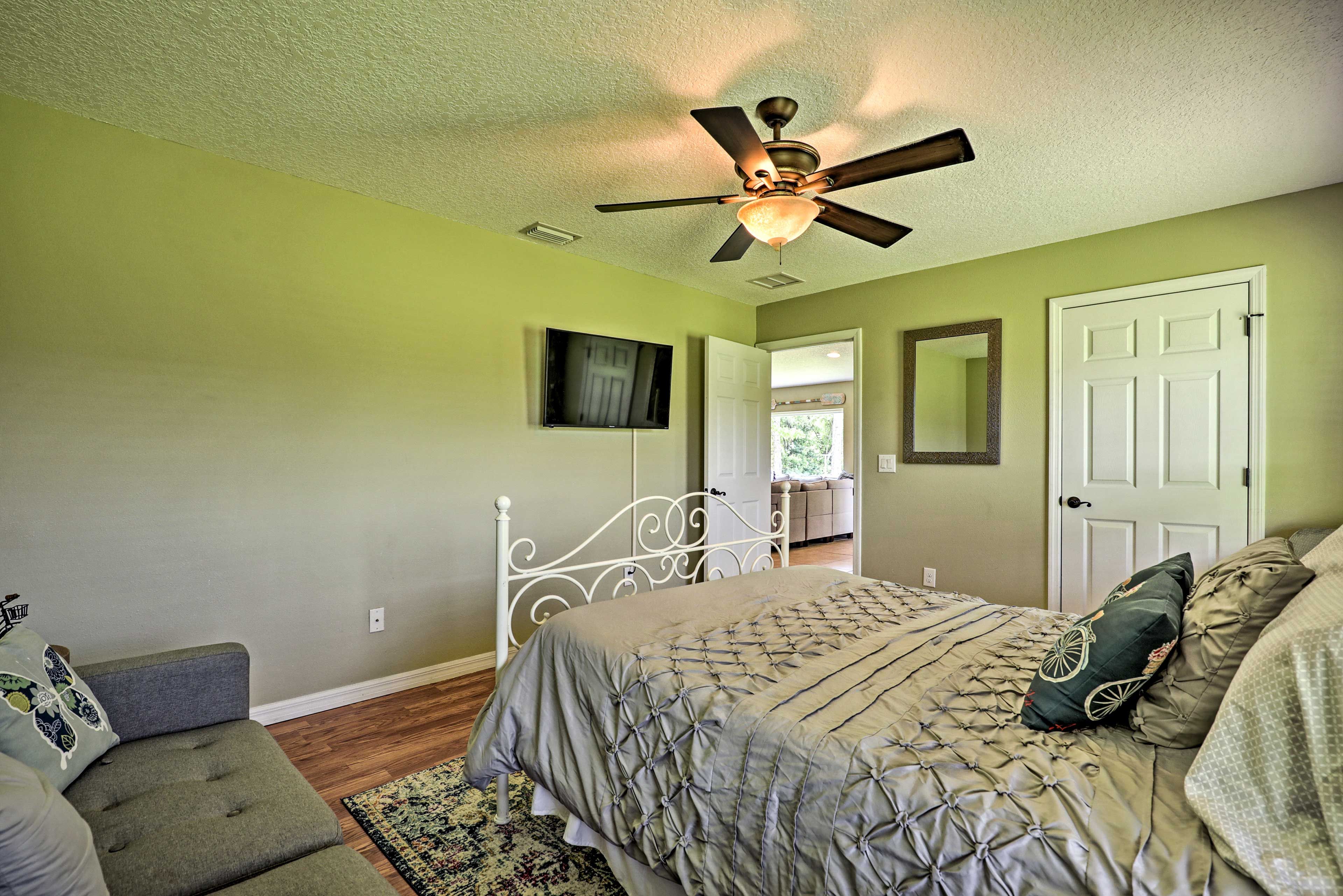 Bedroom 2 | Queen Bed, Twin Futon | Towels Provided
