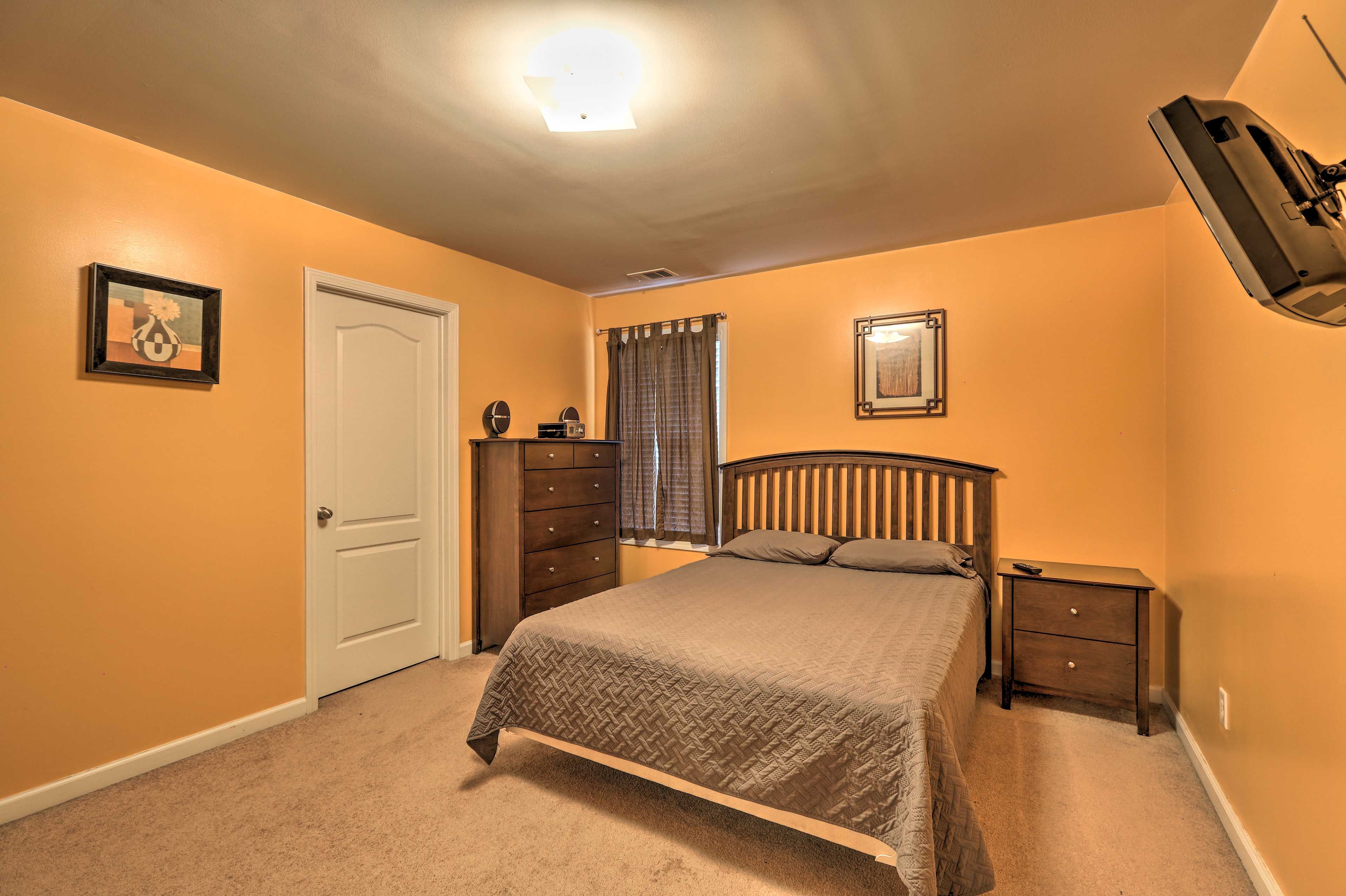 Bedroom 2 | Queen Bed