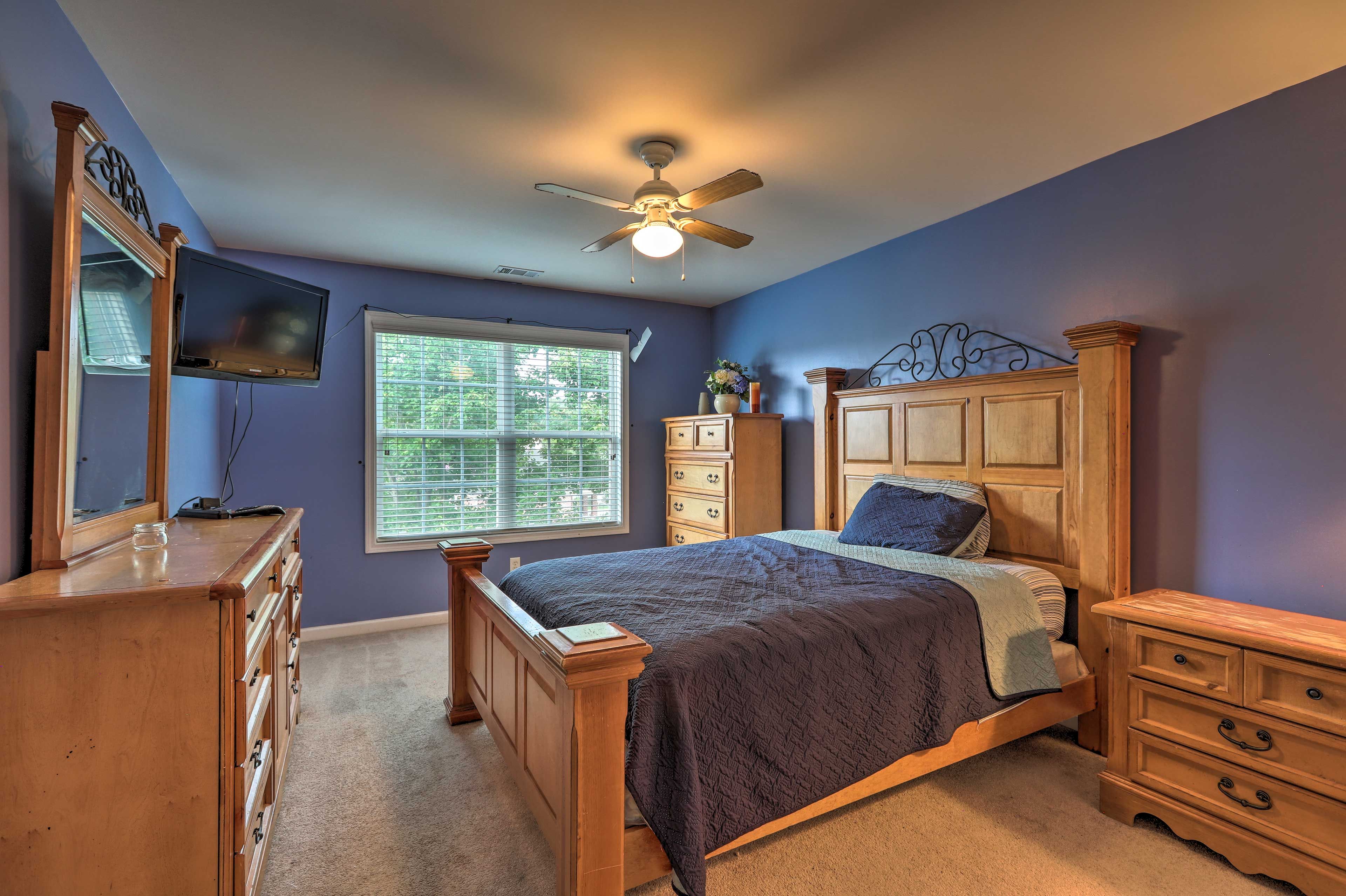 Bedroom 1 | Queen Bed