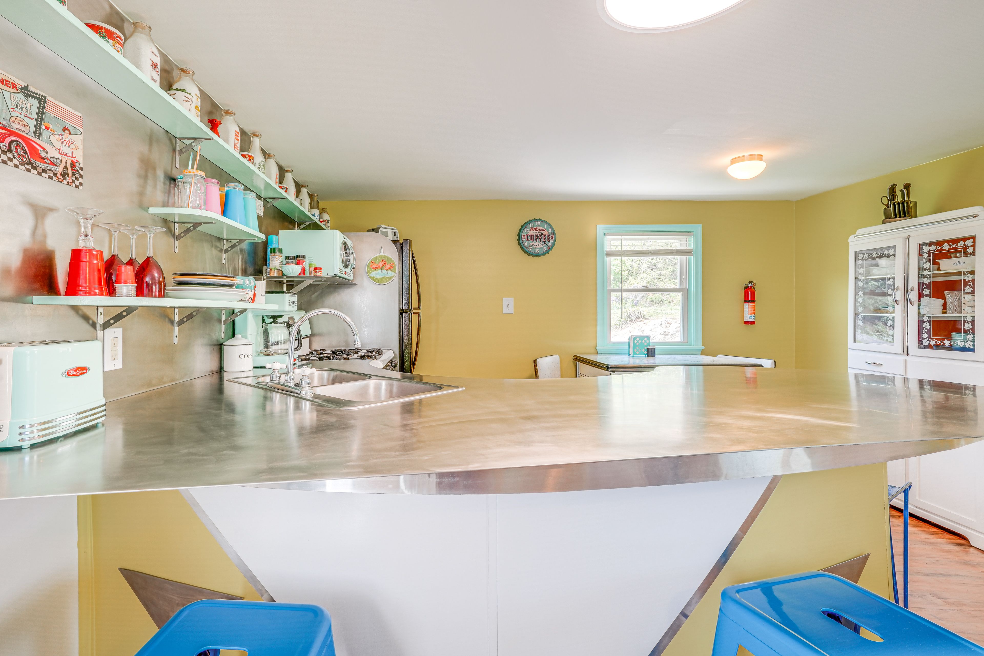 Well-Equipped Kitchen | Drip Coffee Maker | Breakfast Bar | Dishware & Flatware