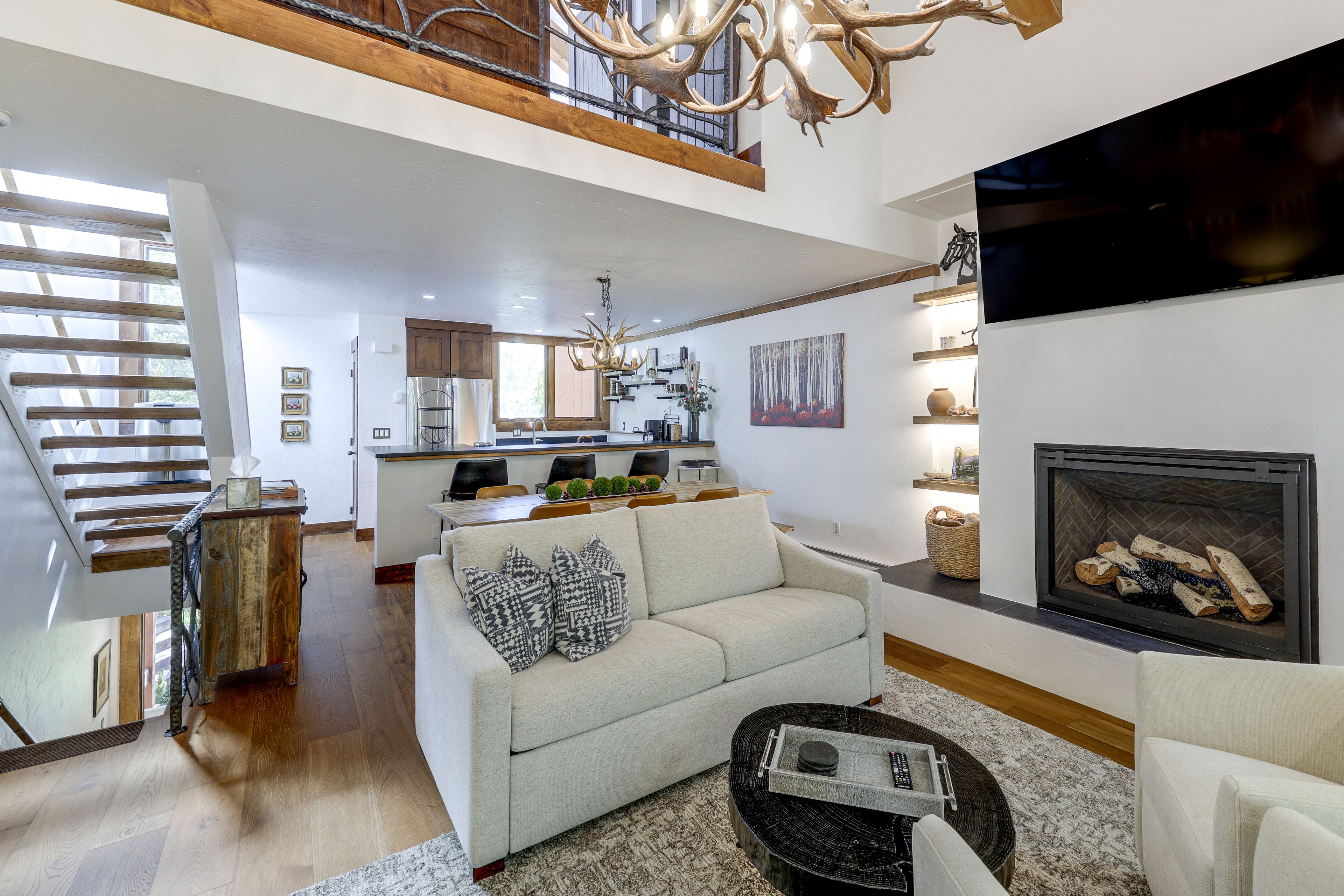Living Room | Electric Fireplace | Free WiFi | Main Level