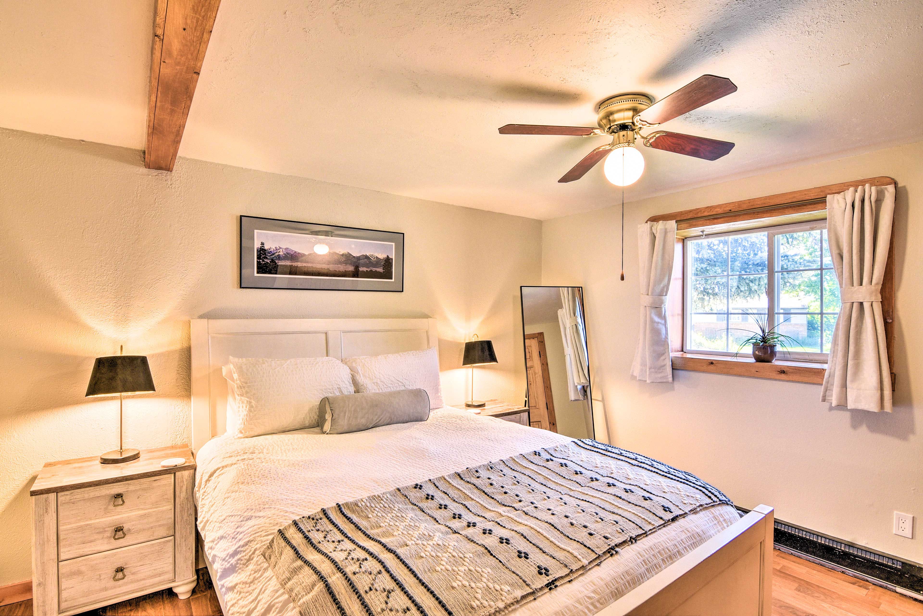 Bedroom 1 | Queen Bed