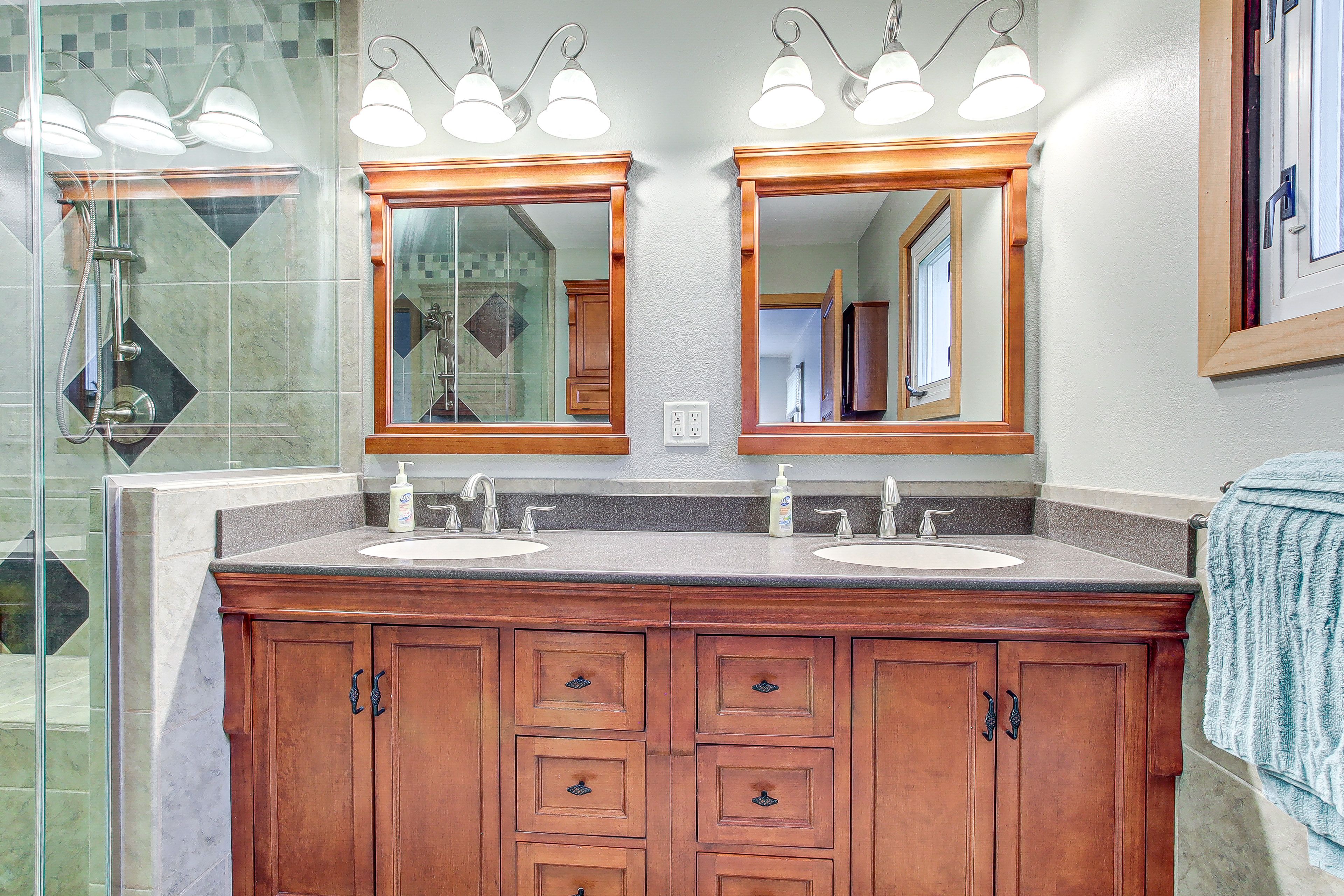 En-Suite Bathroom | Towels Provided