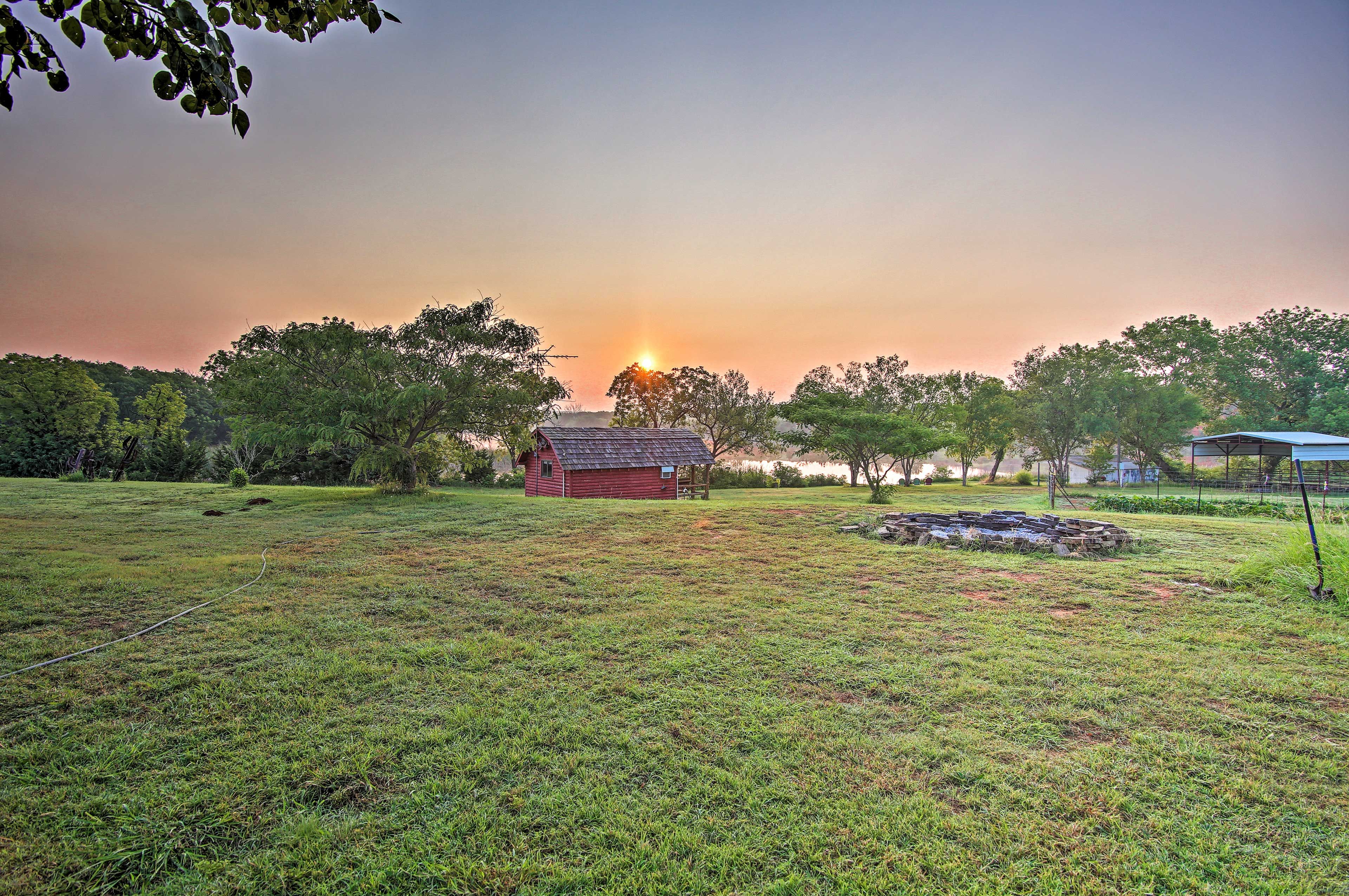Spacious Yard | Fire Pit | Lake Access