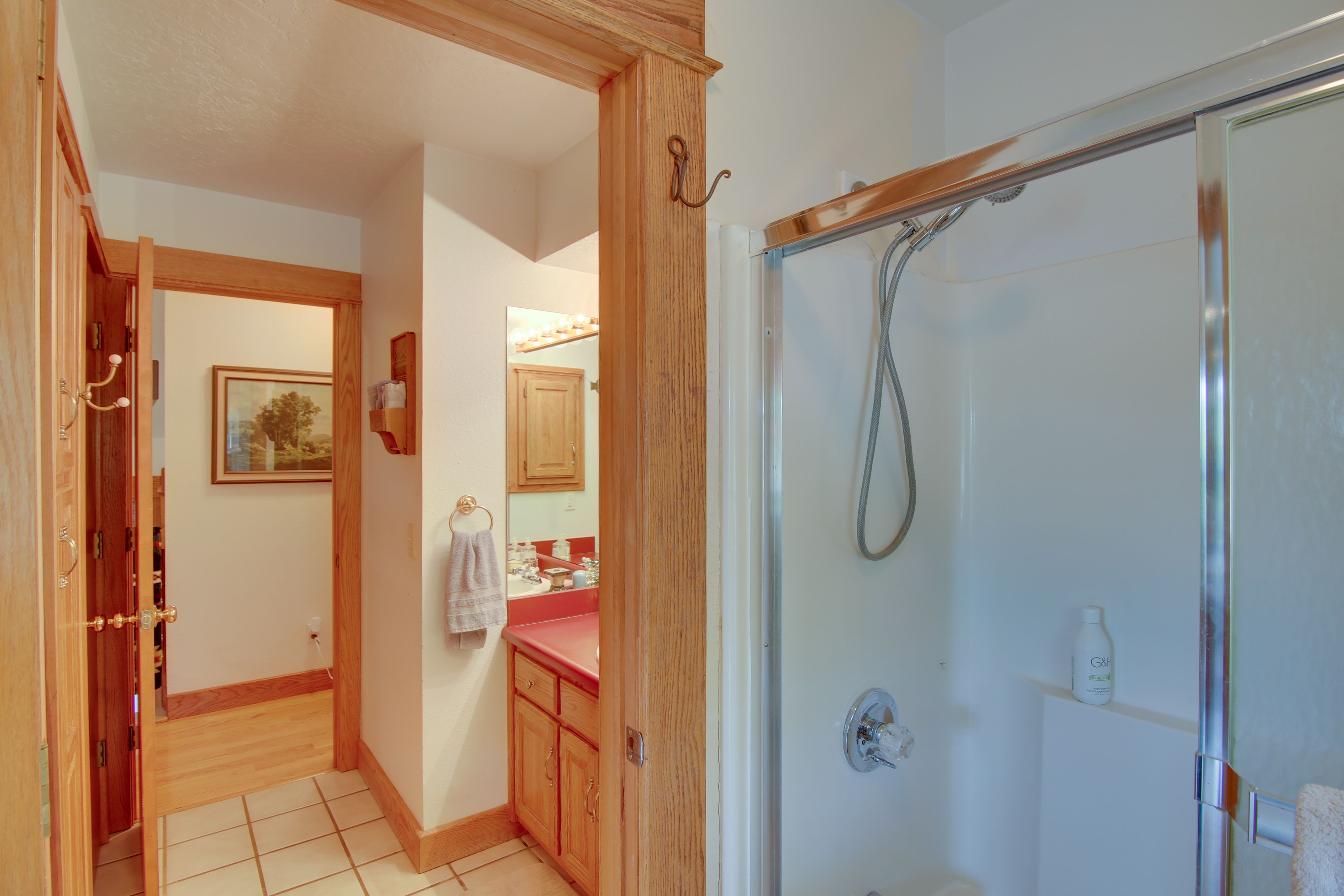 Full Bathroom | Towels Provided | Complimentary Toiletries