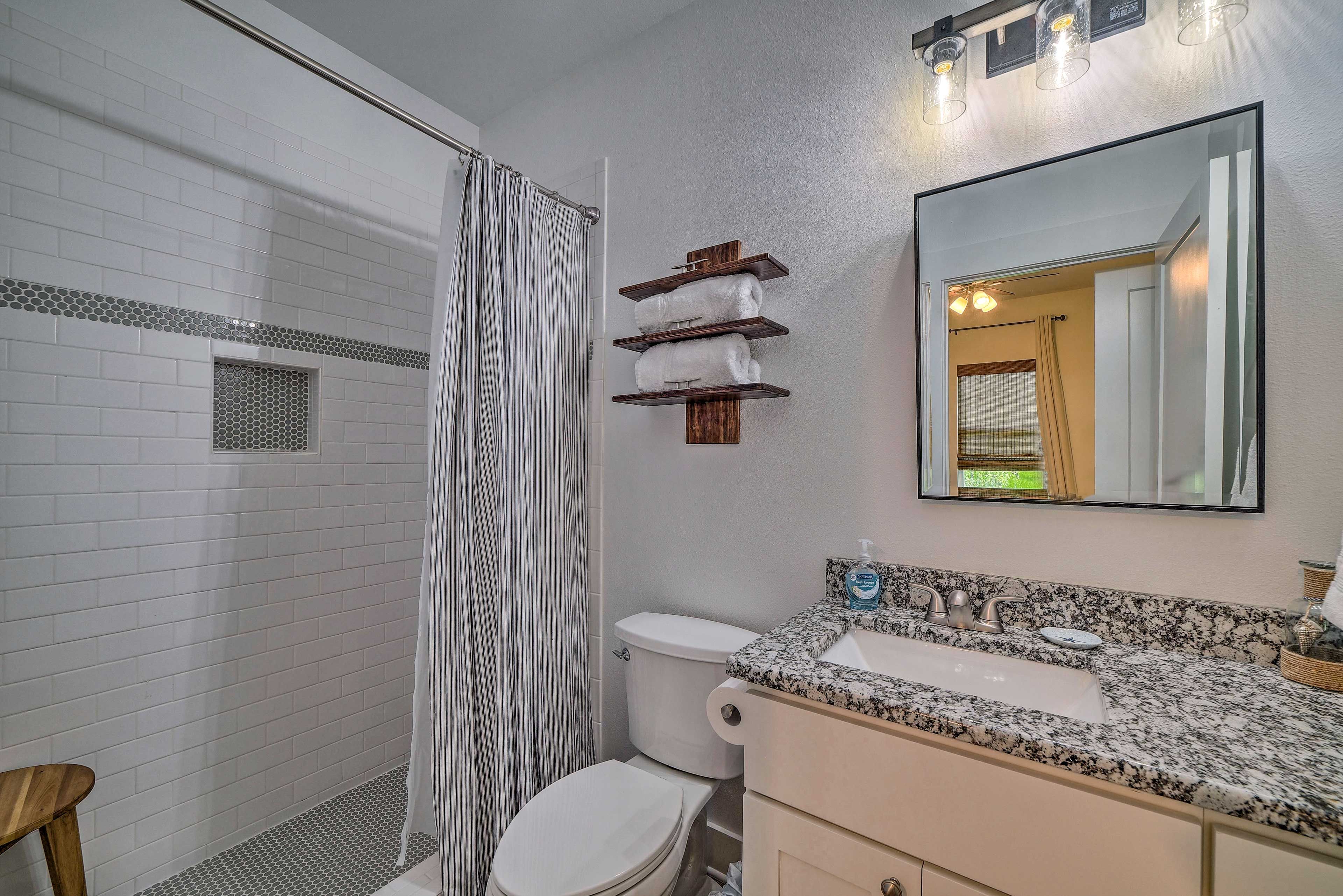 Full Bathroom | Towels Provided