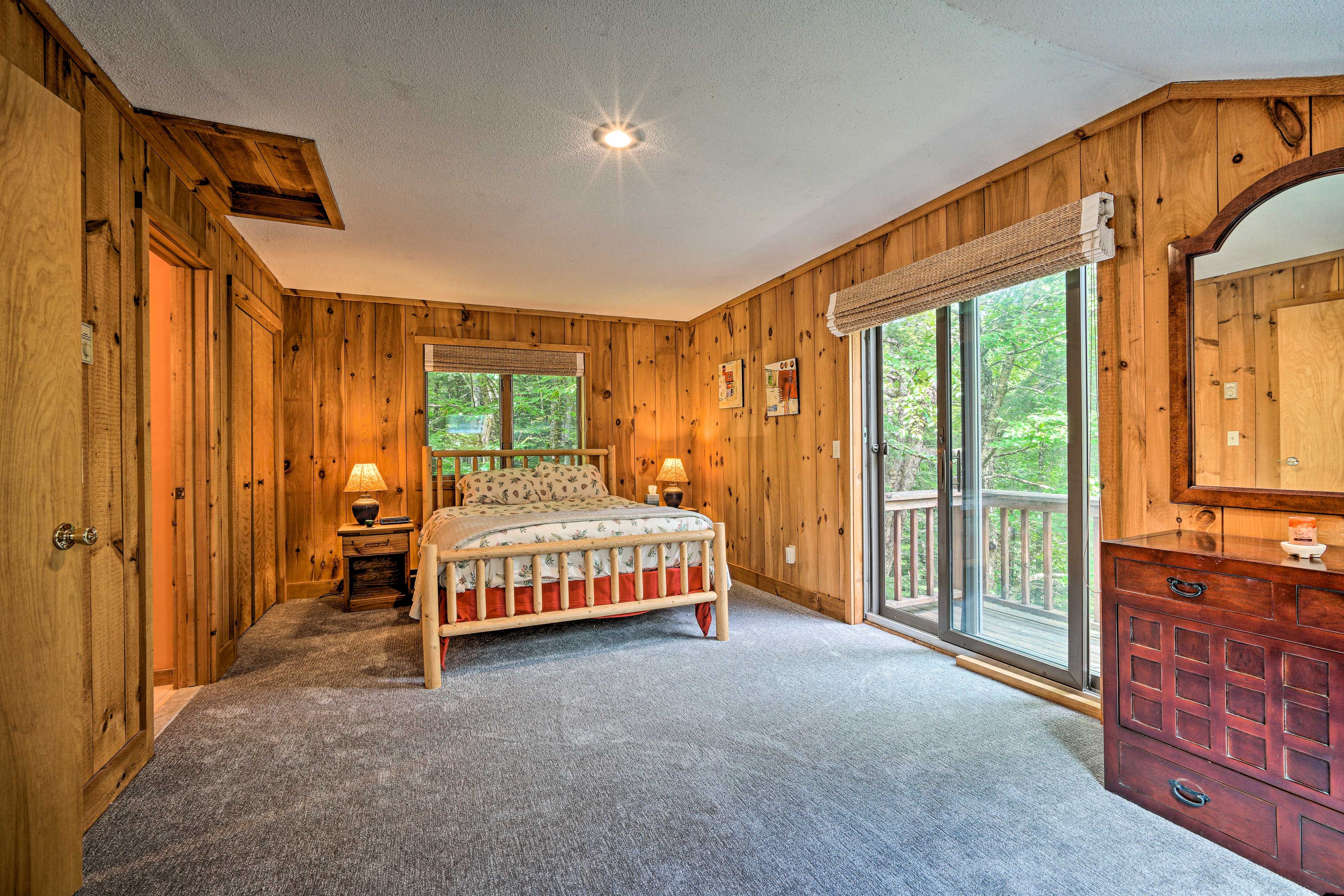 Bedroom 1 | 2nd Floor | Queen Bed