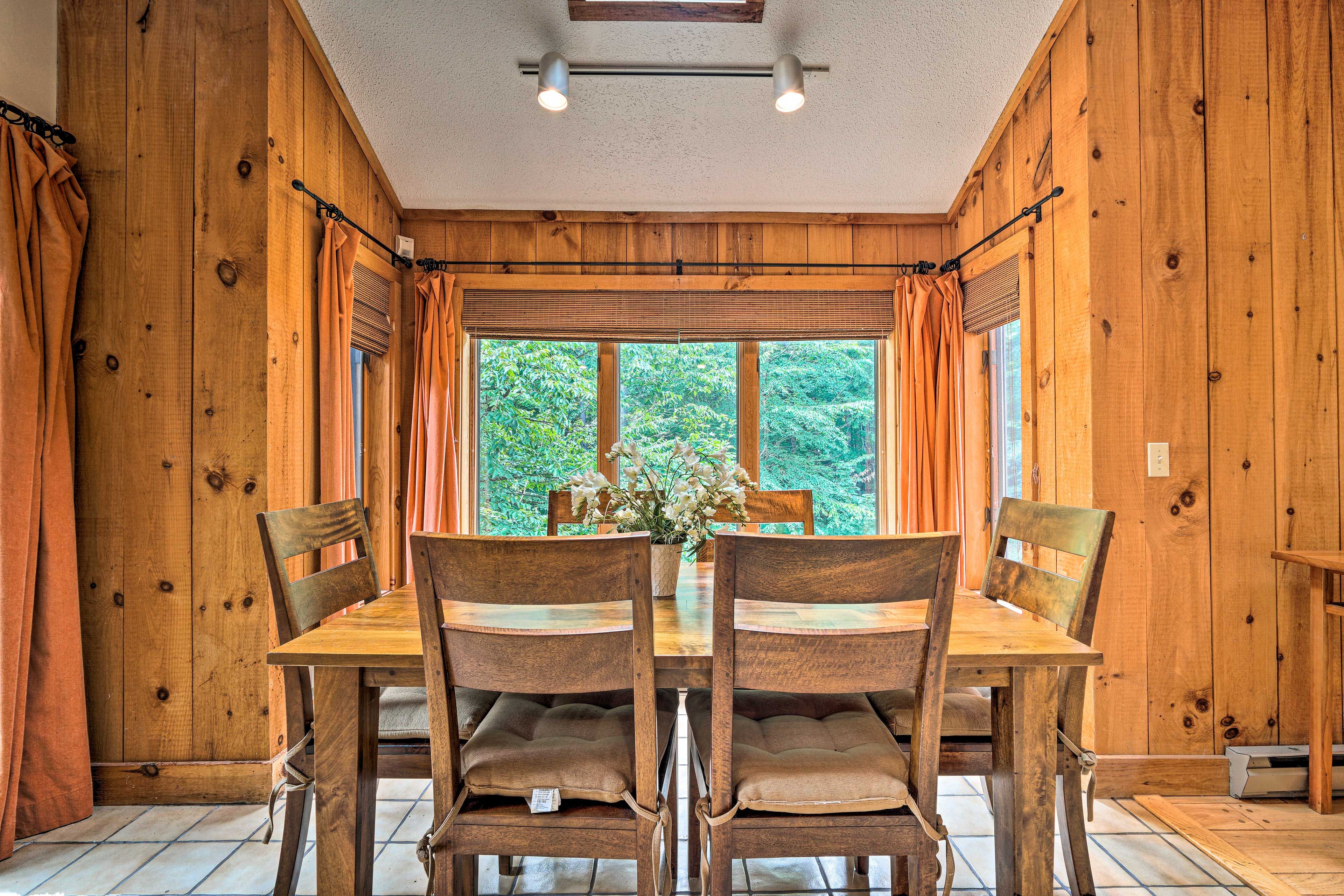 Dining Area | Main Floor | Dishware & Flatware Provided
