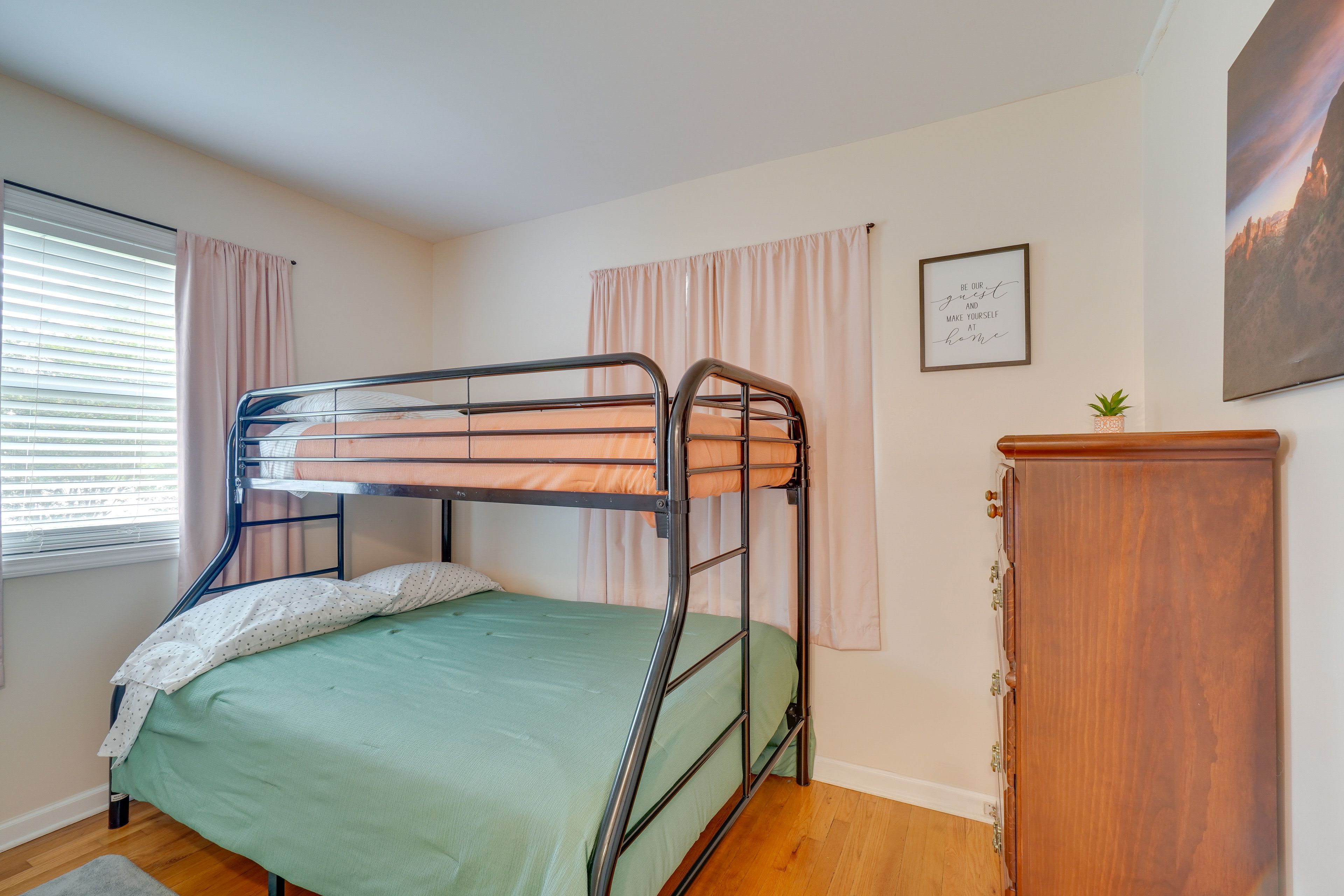 Bedroom 3 | Twin/Full Bunk Bed