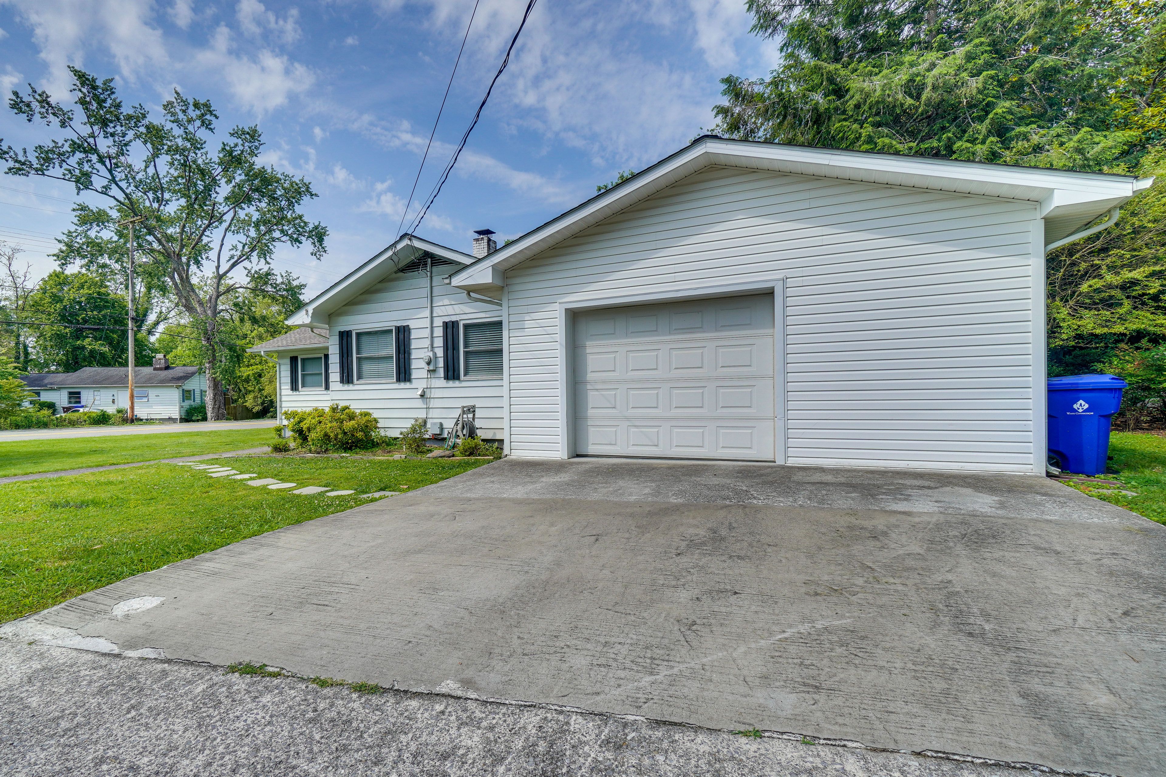 Exterior | Parking | Driveway (2 Vehicles) | Free Street Parking