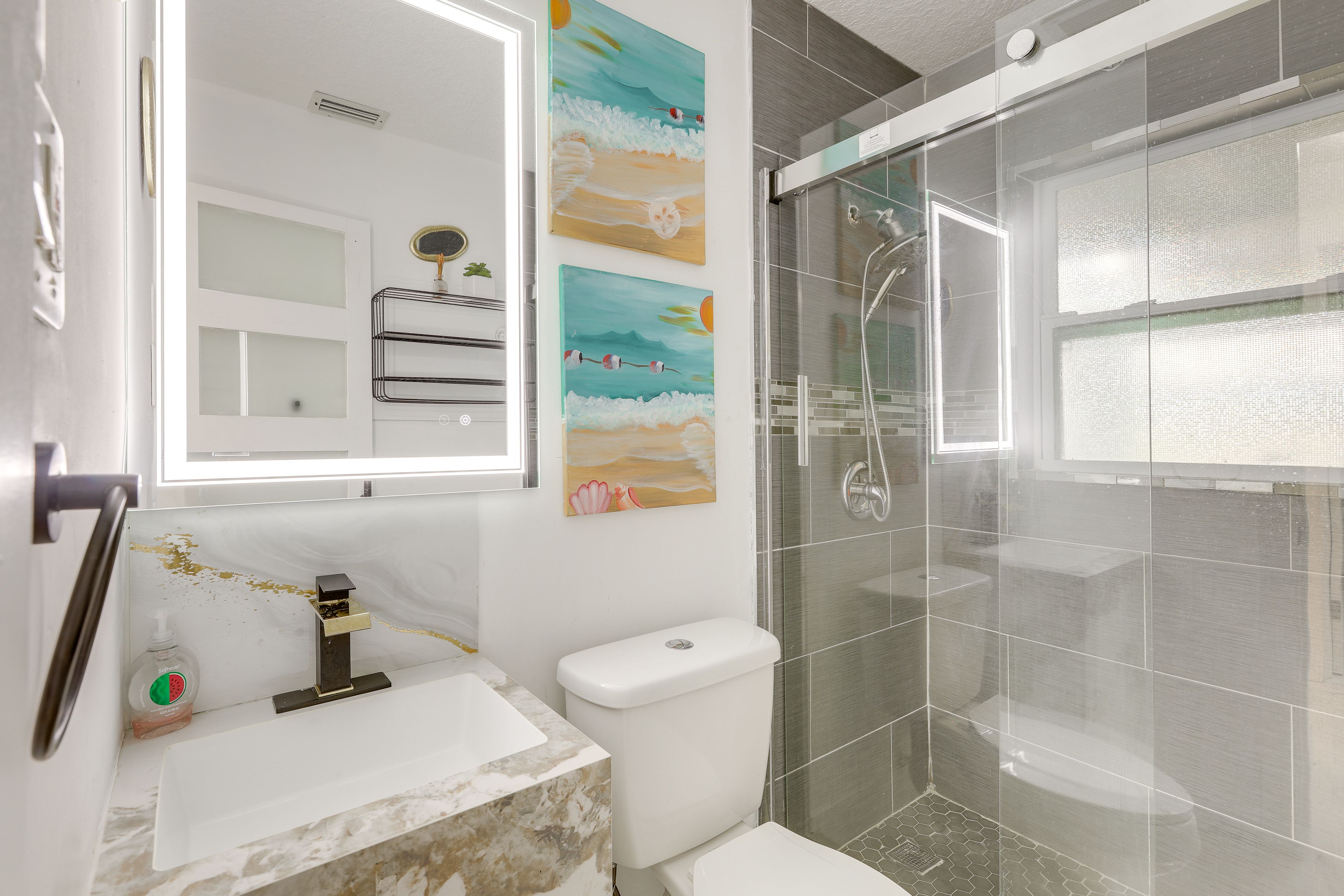 Full Bath | 1st Floor