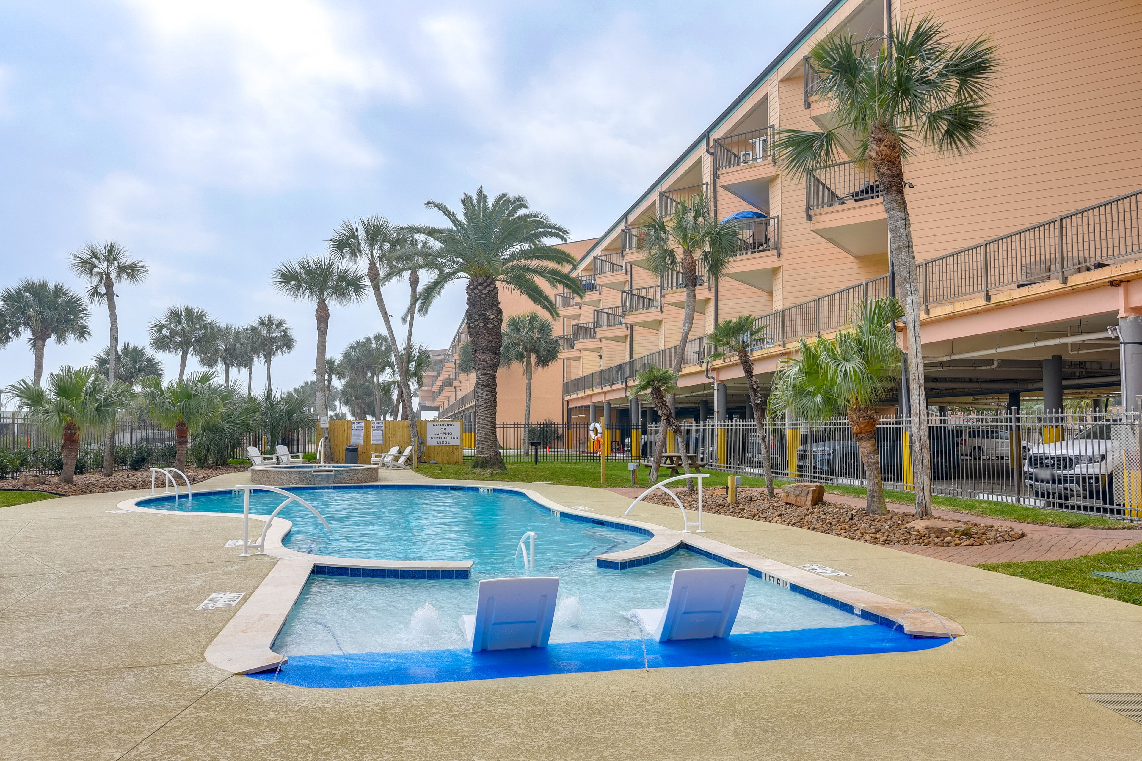 Community Amenities | Pool & Hot Tub