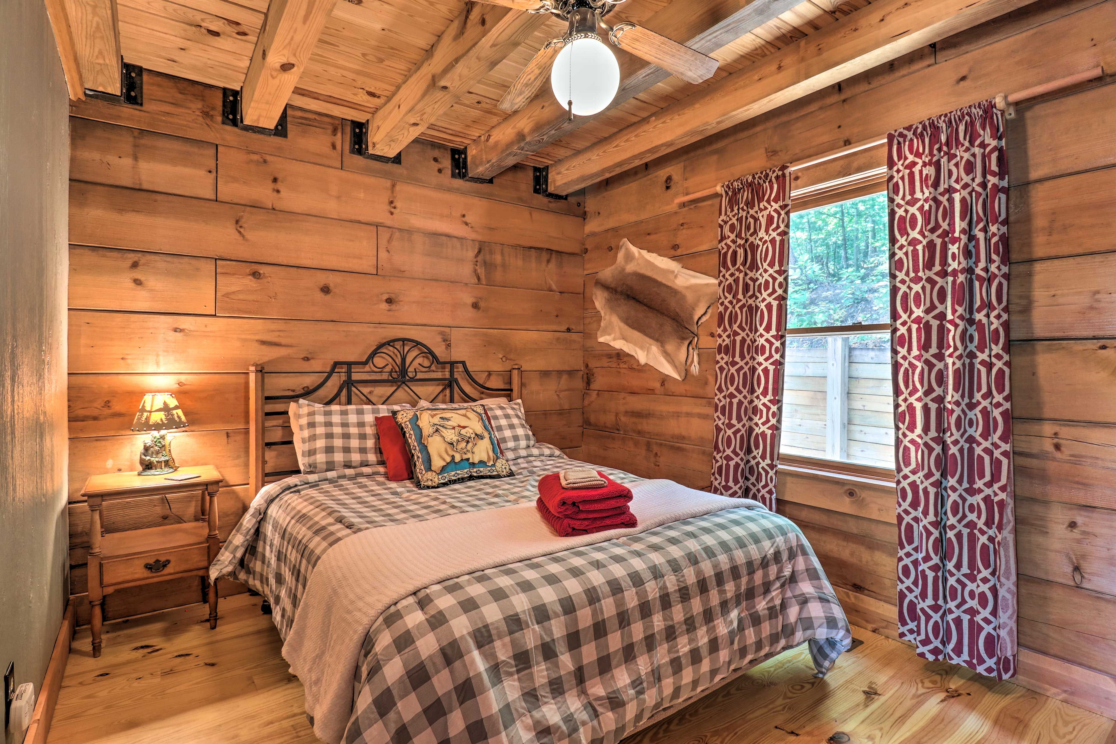 Bedroom 2 | Queen Bed
