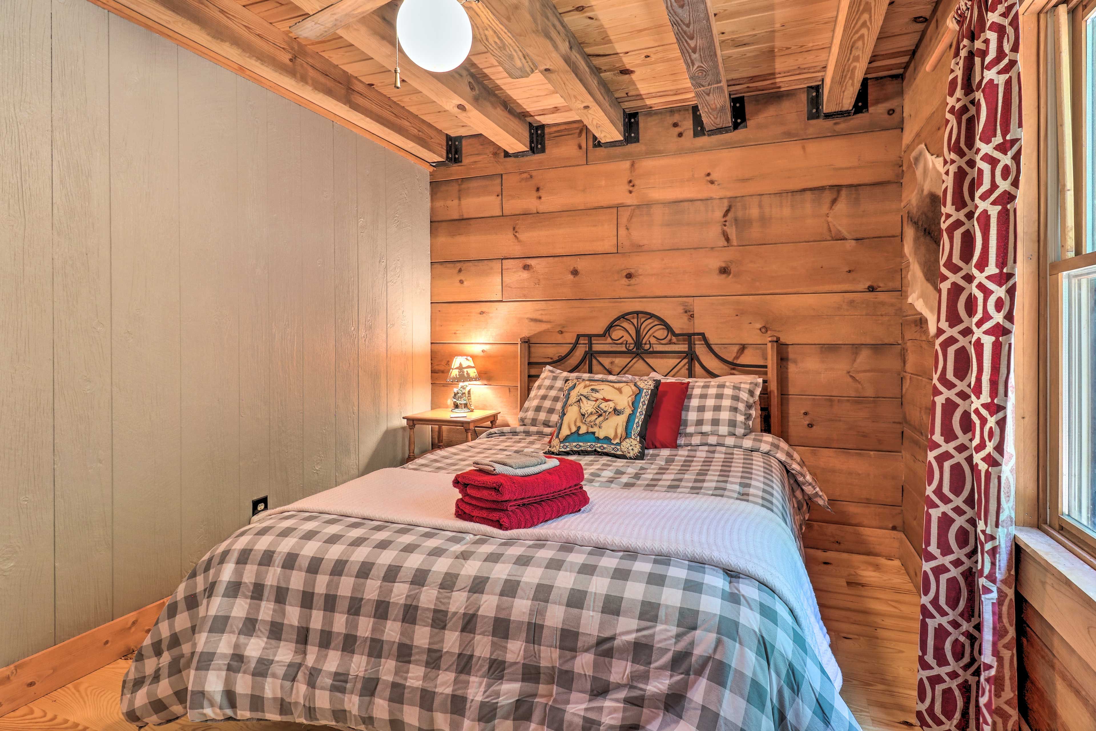 Bedroom 2 | Queen Bed | Linens Provided