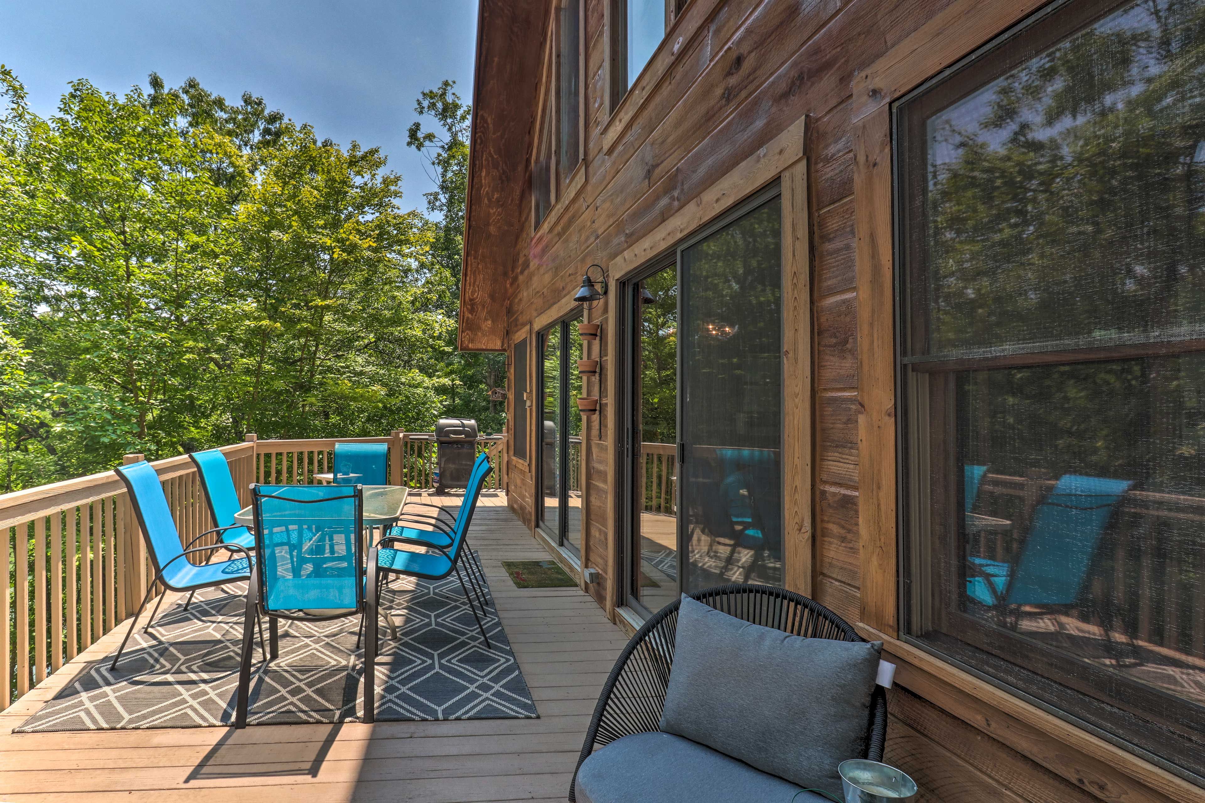 Wraparound Deck | Dining Table
