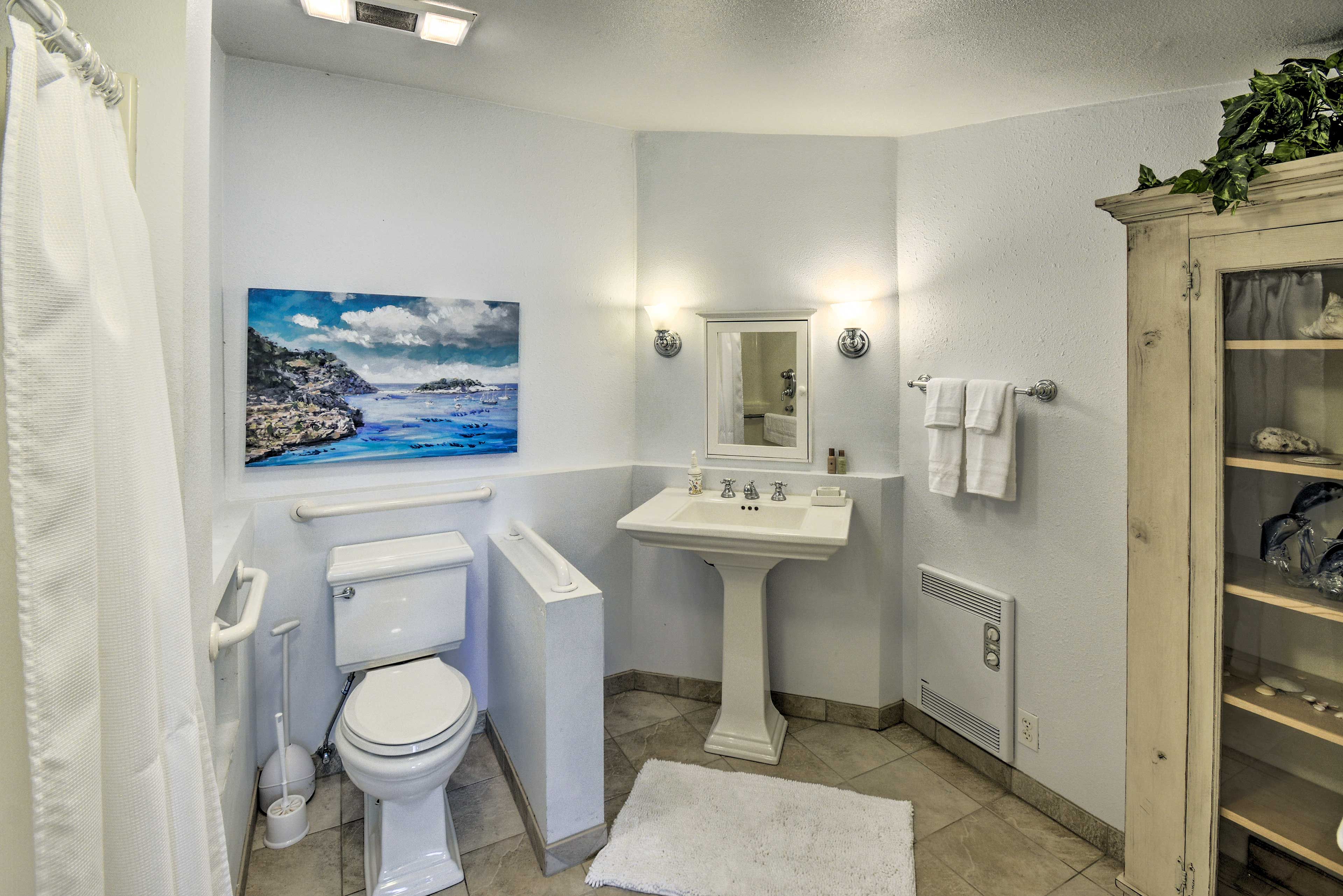En-Suite Bathroom | Linens & Towels | Complimentary Toiletries | Hair Dryer