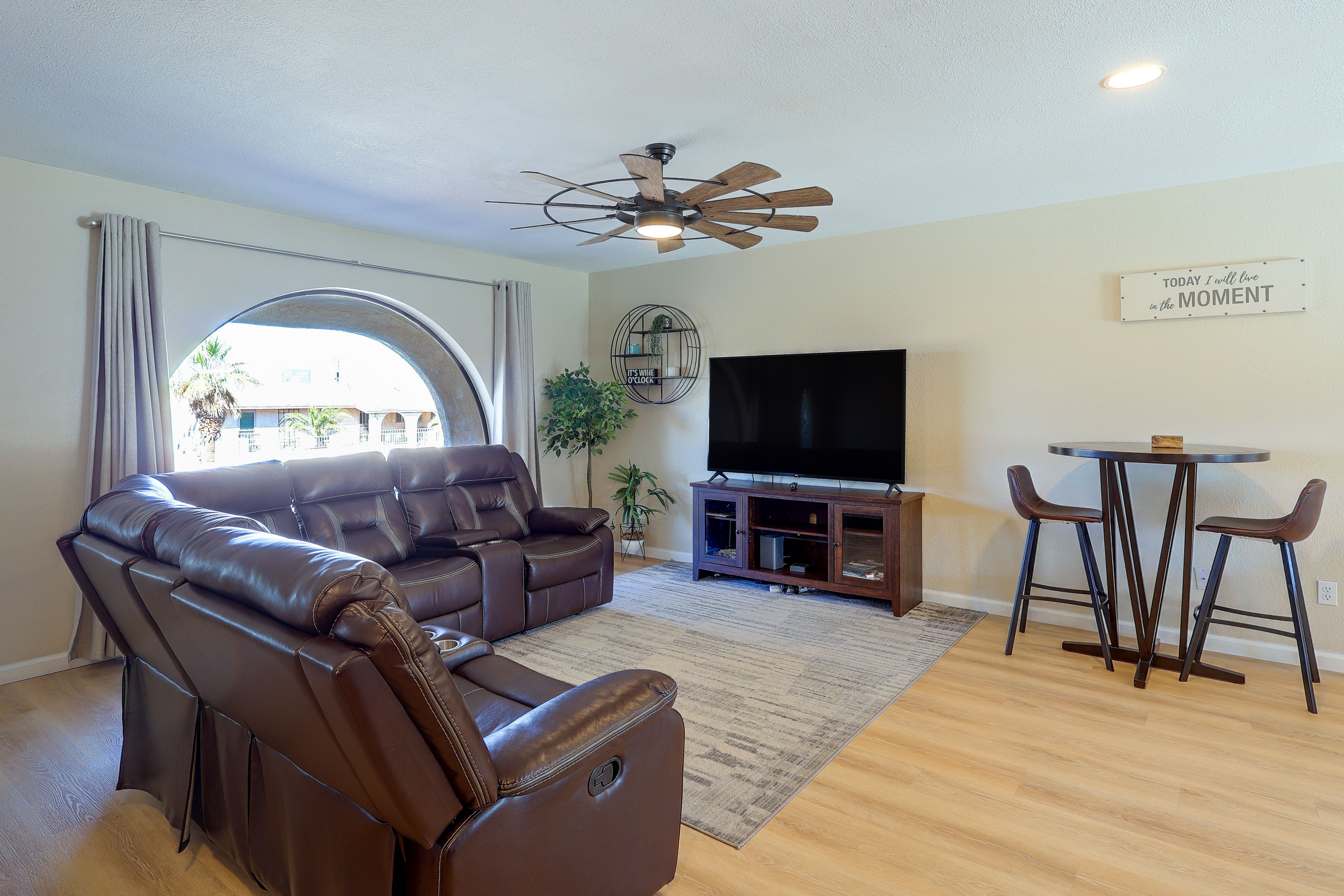 Living Room | Smart TV w/ Netflix