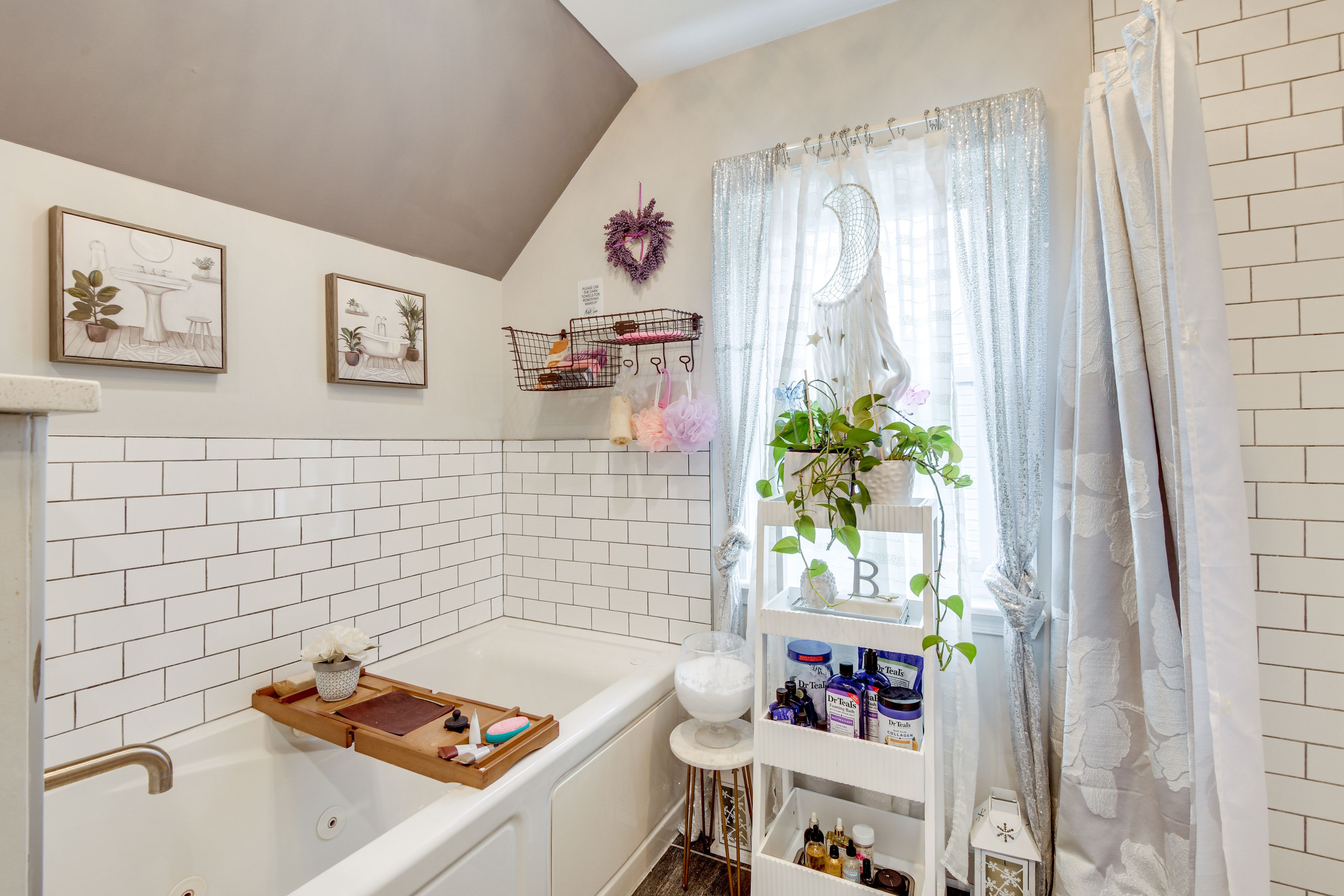 Full Bathroom | Shower | Bathtub