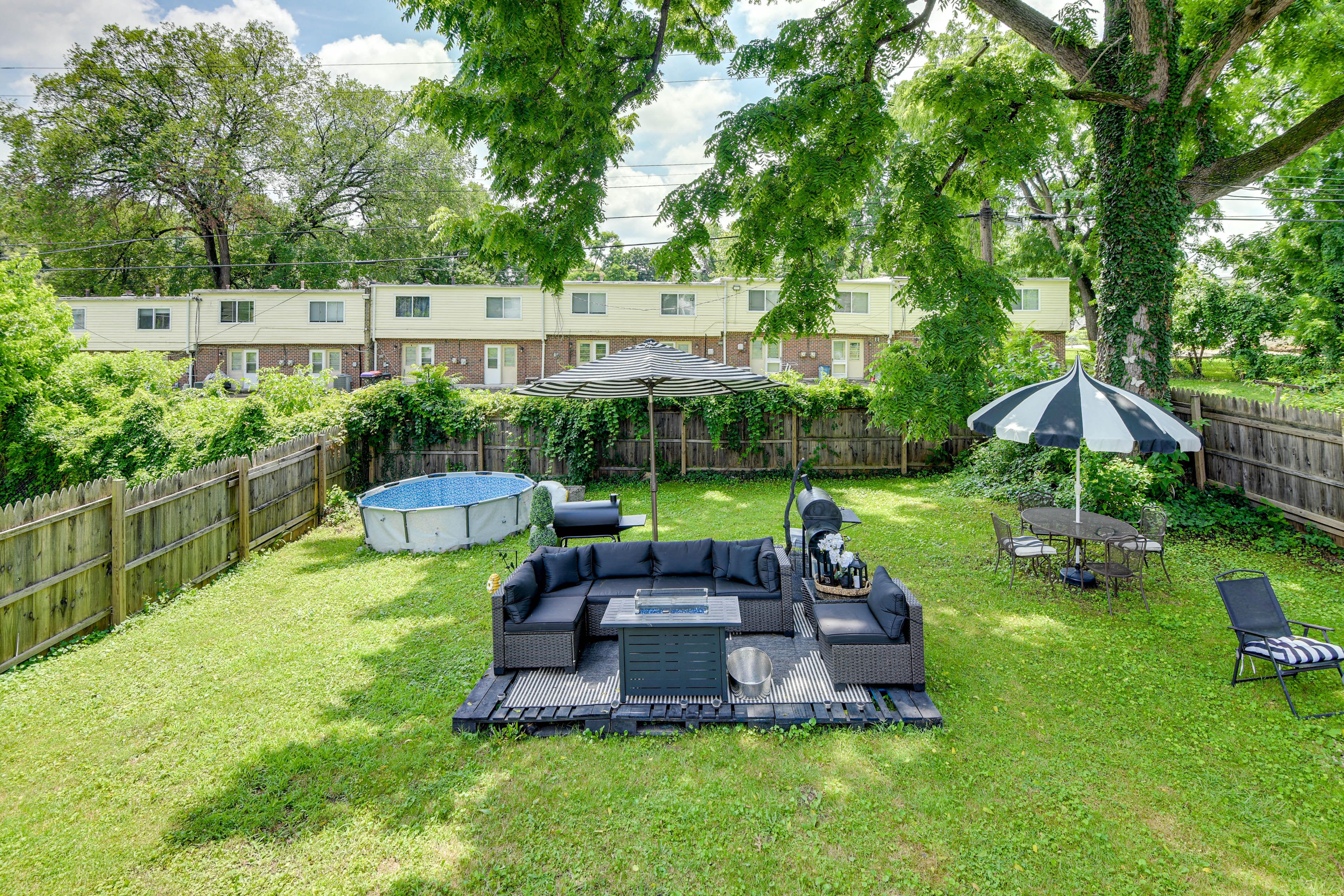 Private Backyard | Charcoal Grill | Fire Table