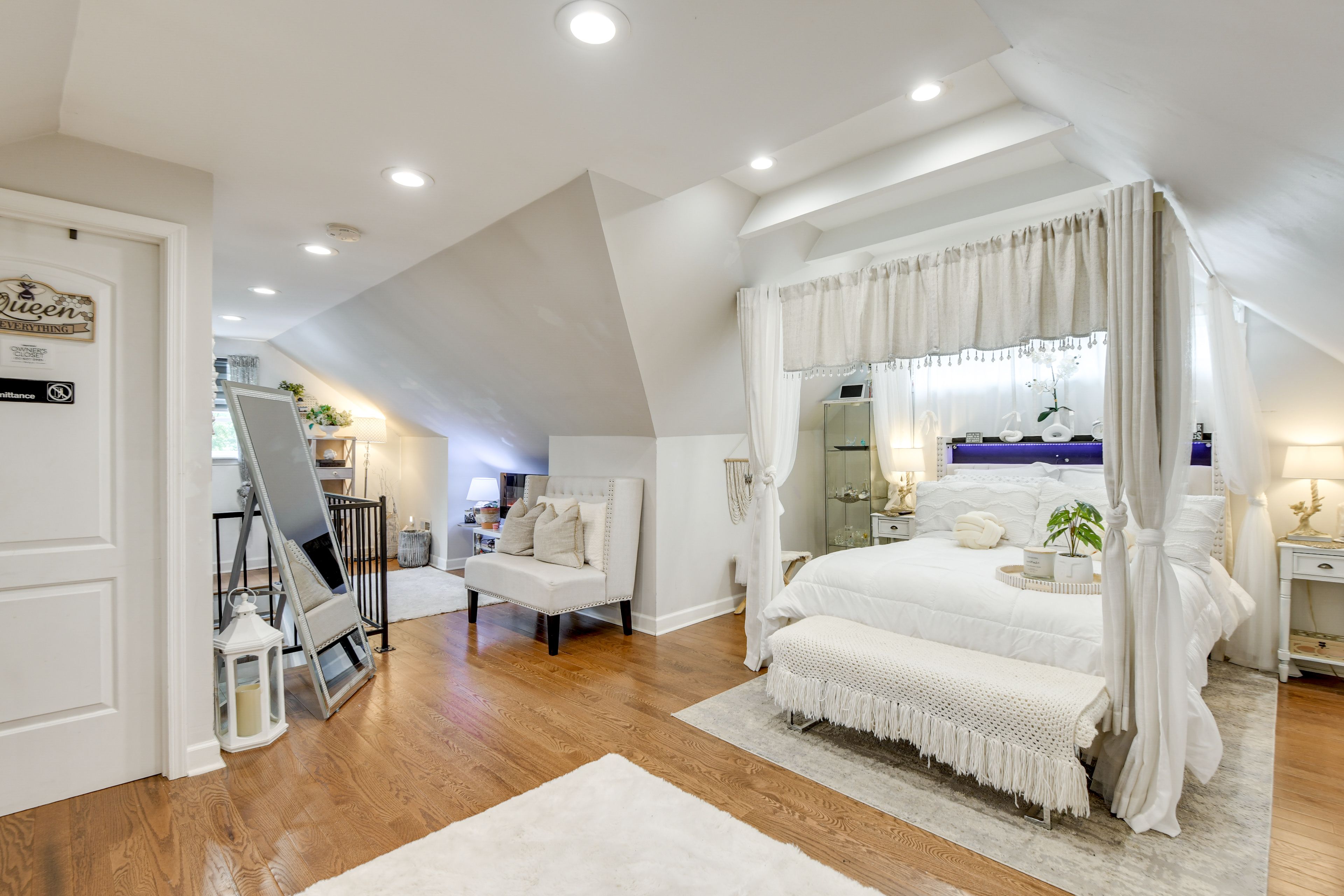 Bedroom 3 (Loft) | Queen Bed | En-Suite Bathroom