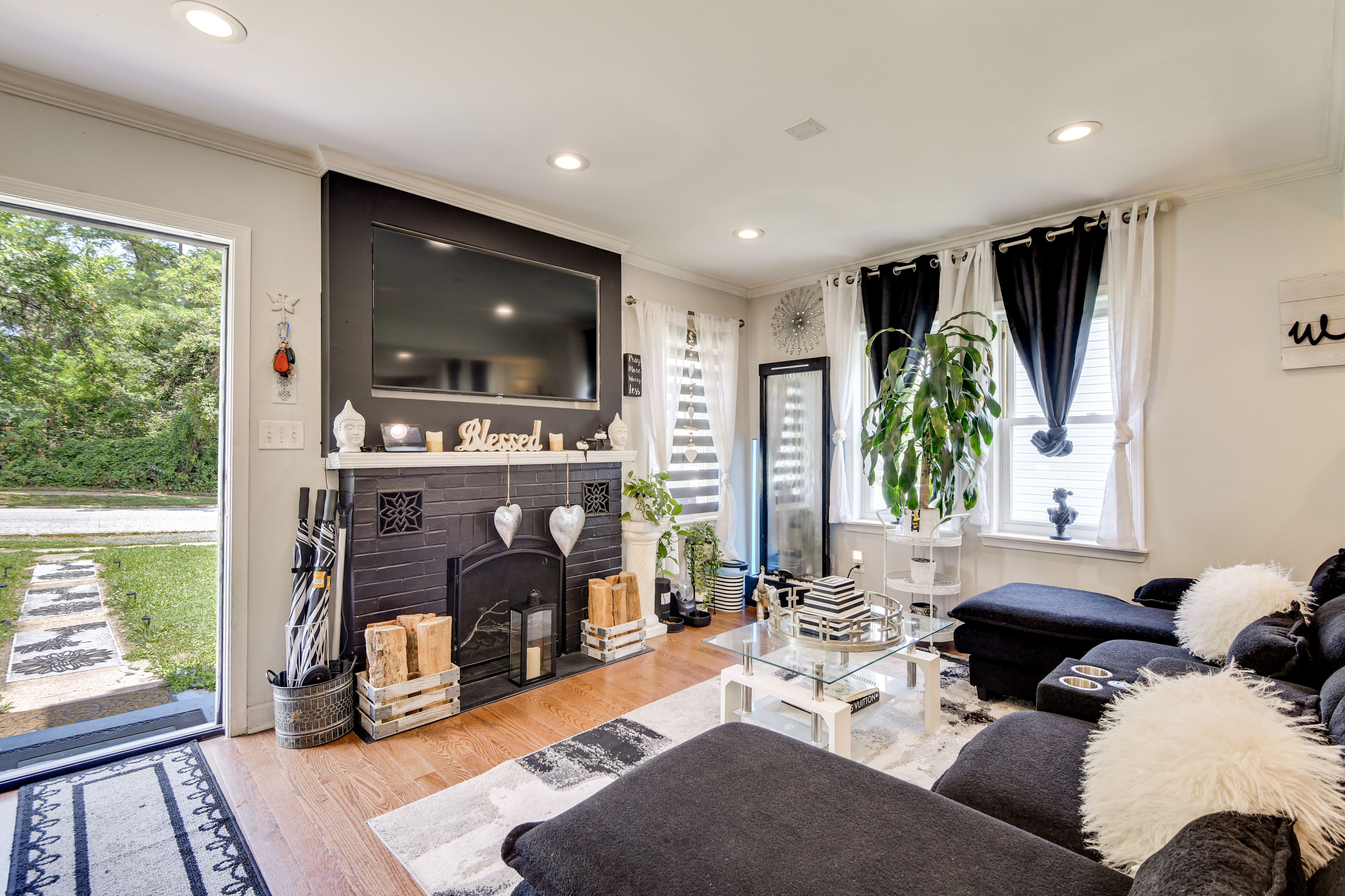 Living Room | Smart TV w/ Cable | Queen Air Mattress | Free WiFi