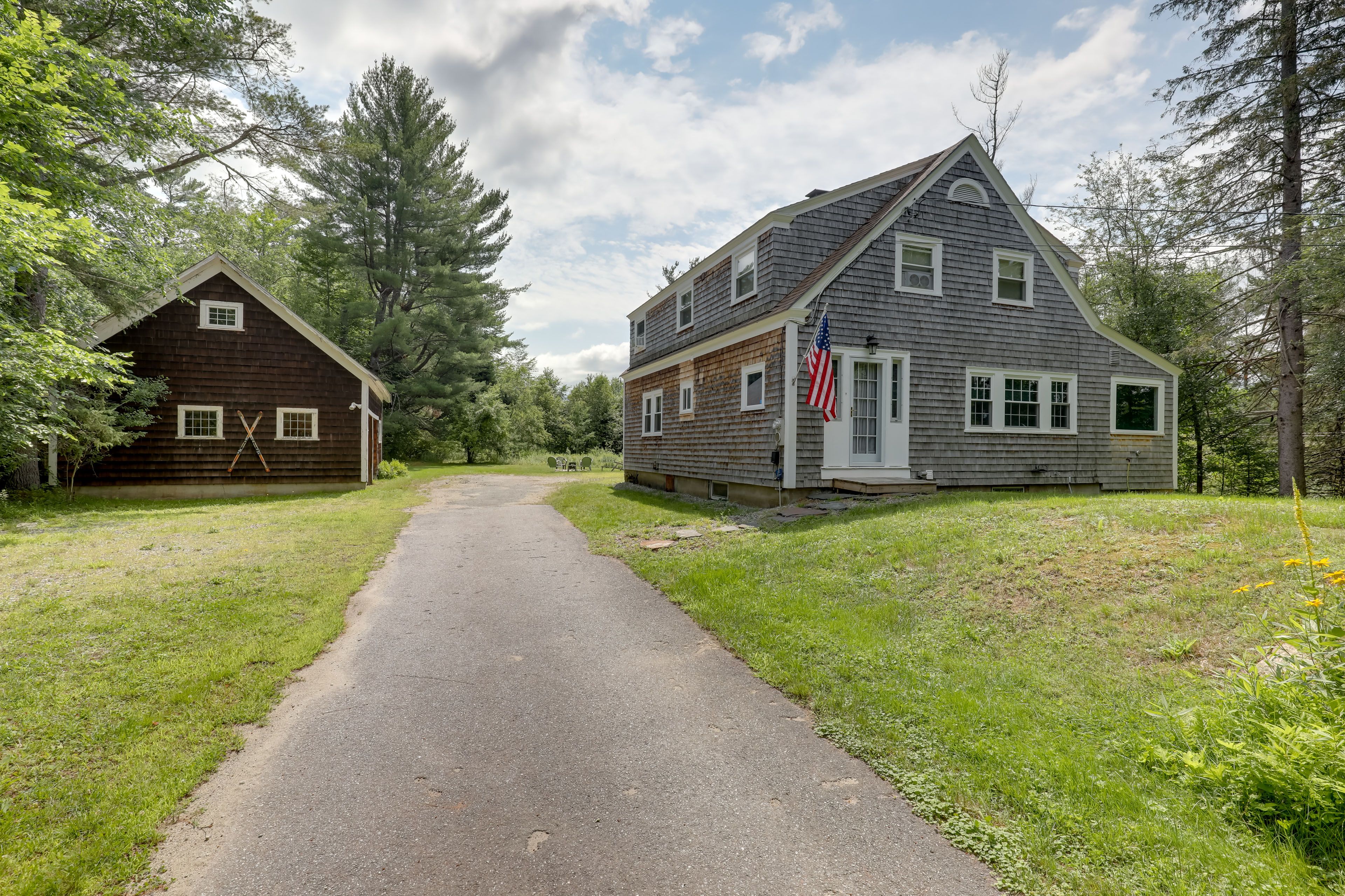 Exterior | Parking | Barn (2 Vehicles) | Driveway (5 Vehicles)