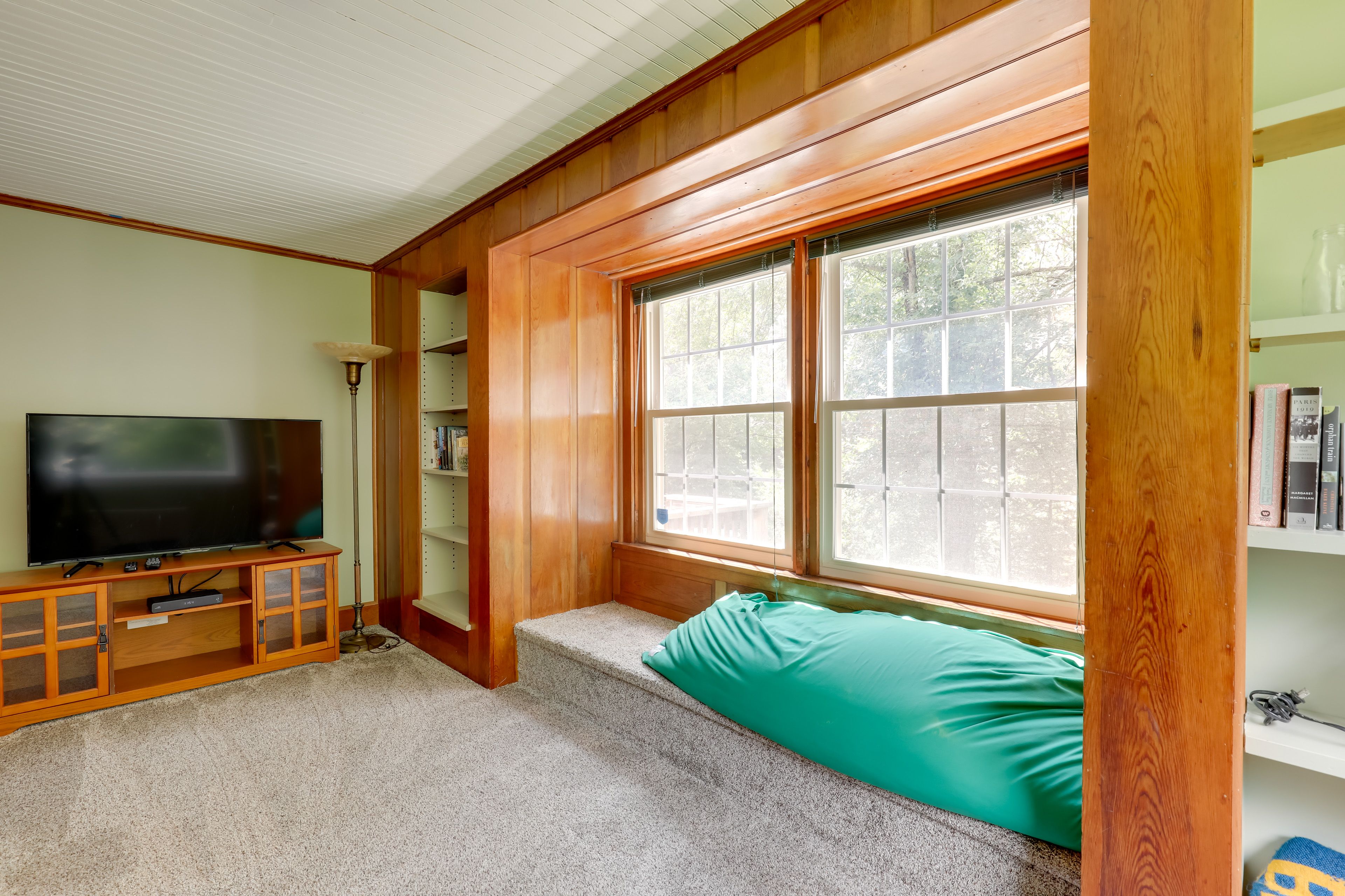Library Room | Smart TV w/ Cable | Books