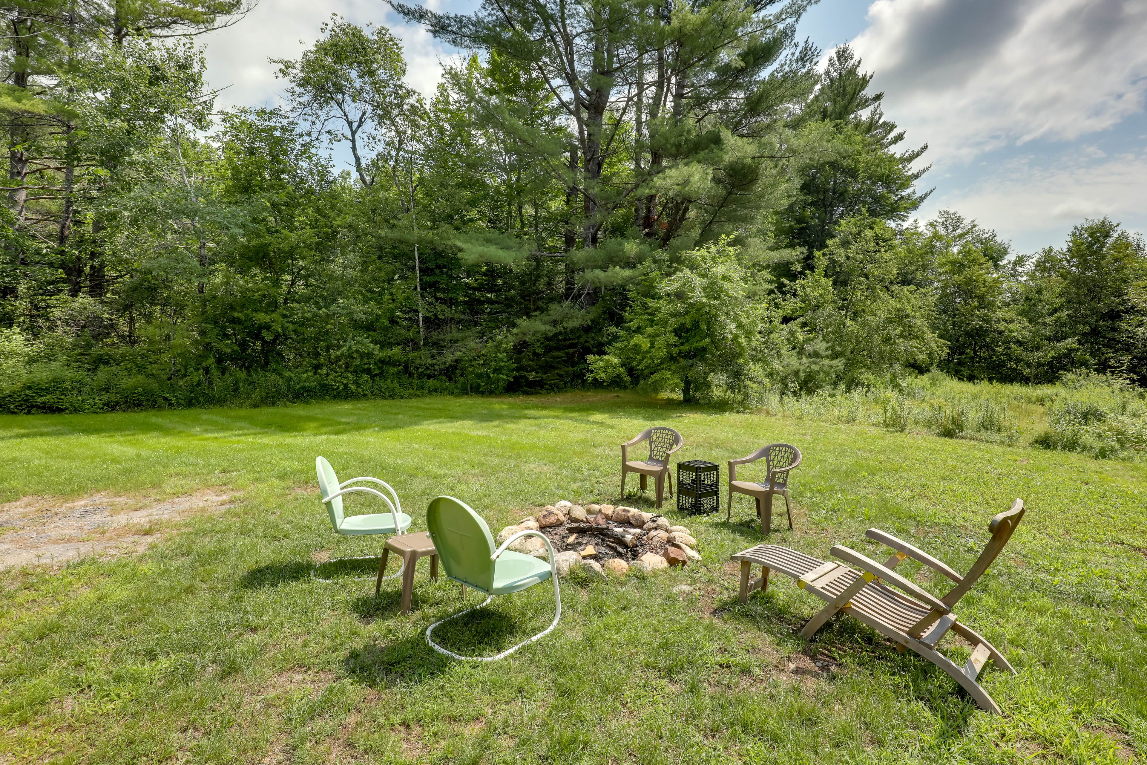 Backyard | Fire Pit | Firewood Provided
