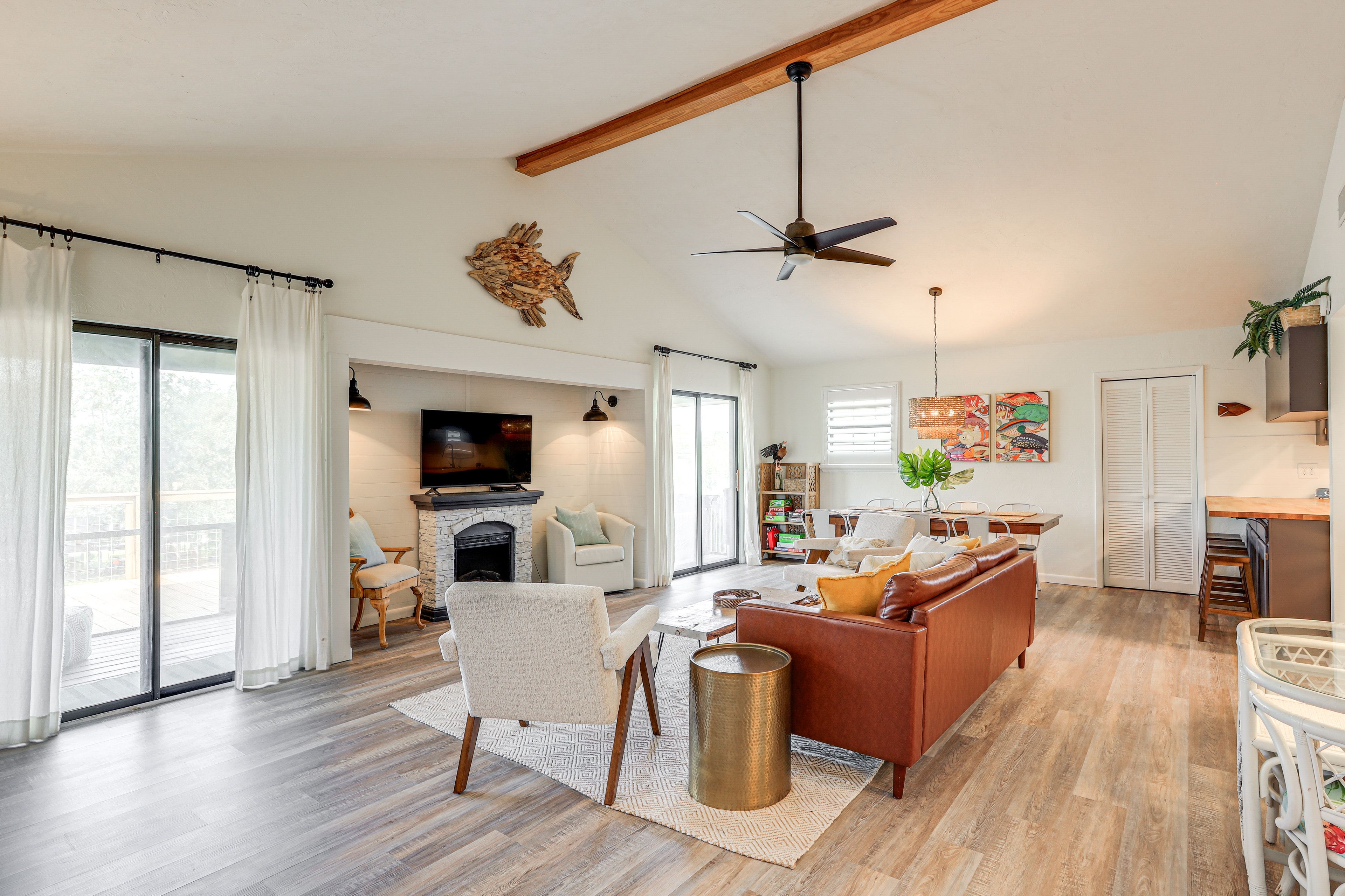 Living Room | Fireplace | Free WiFi | Smart TV | Central Heat & A/C