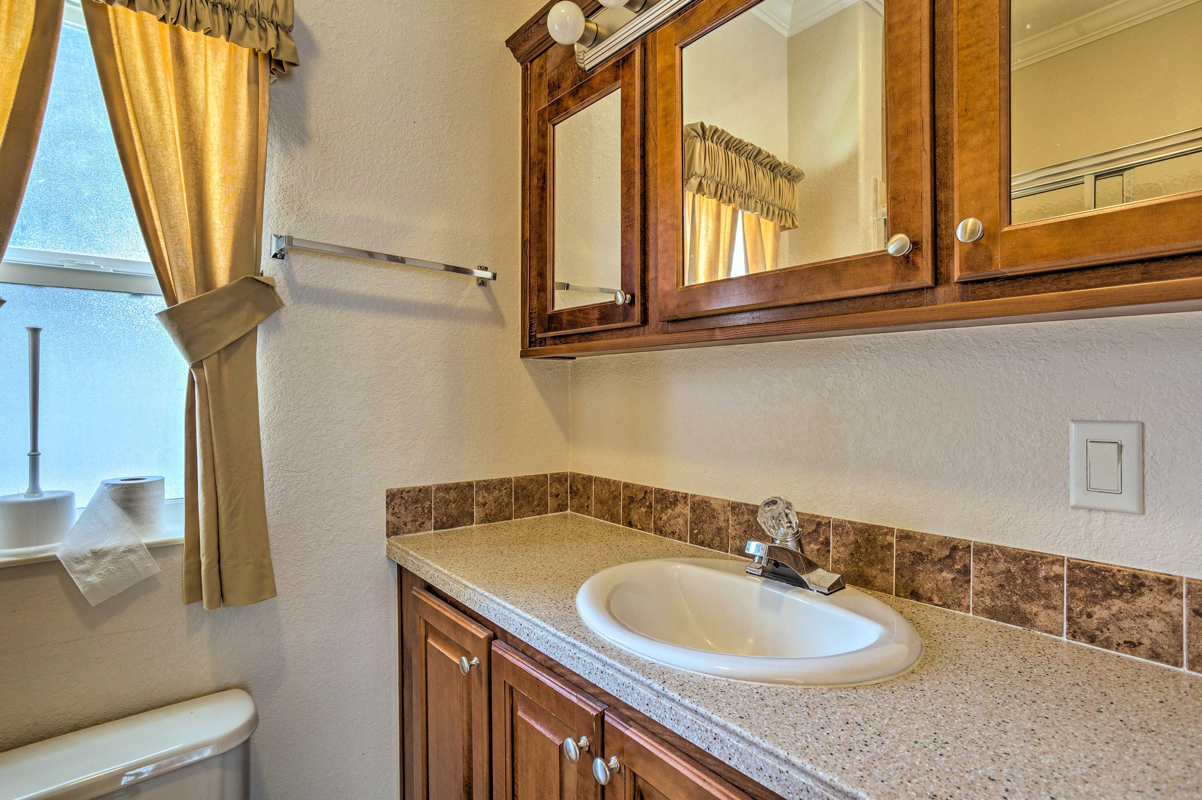 Full Bathroom | Towels Provided