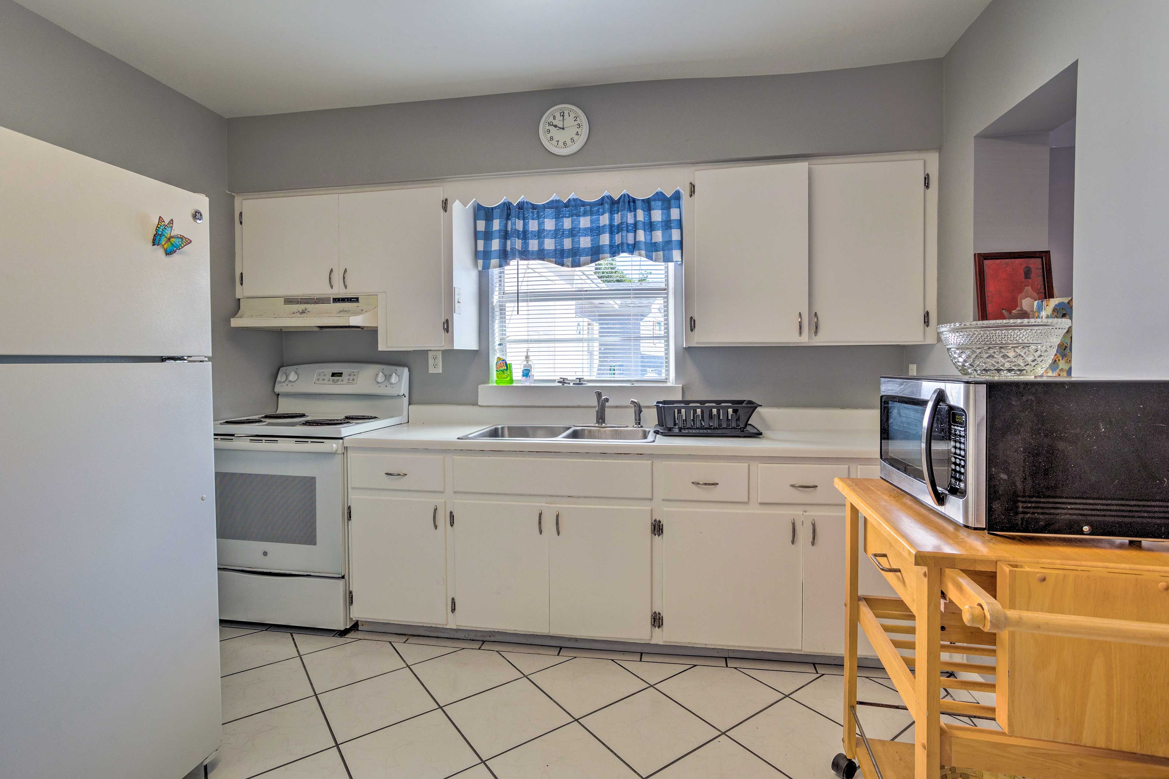 Well-Equipped Kitchen | Microwave