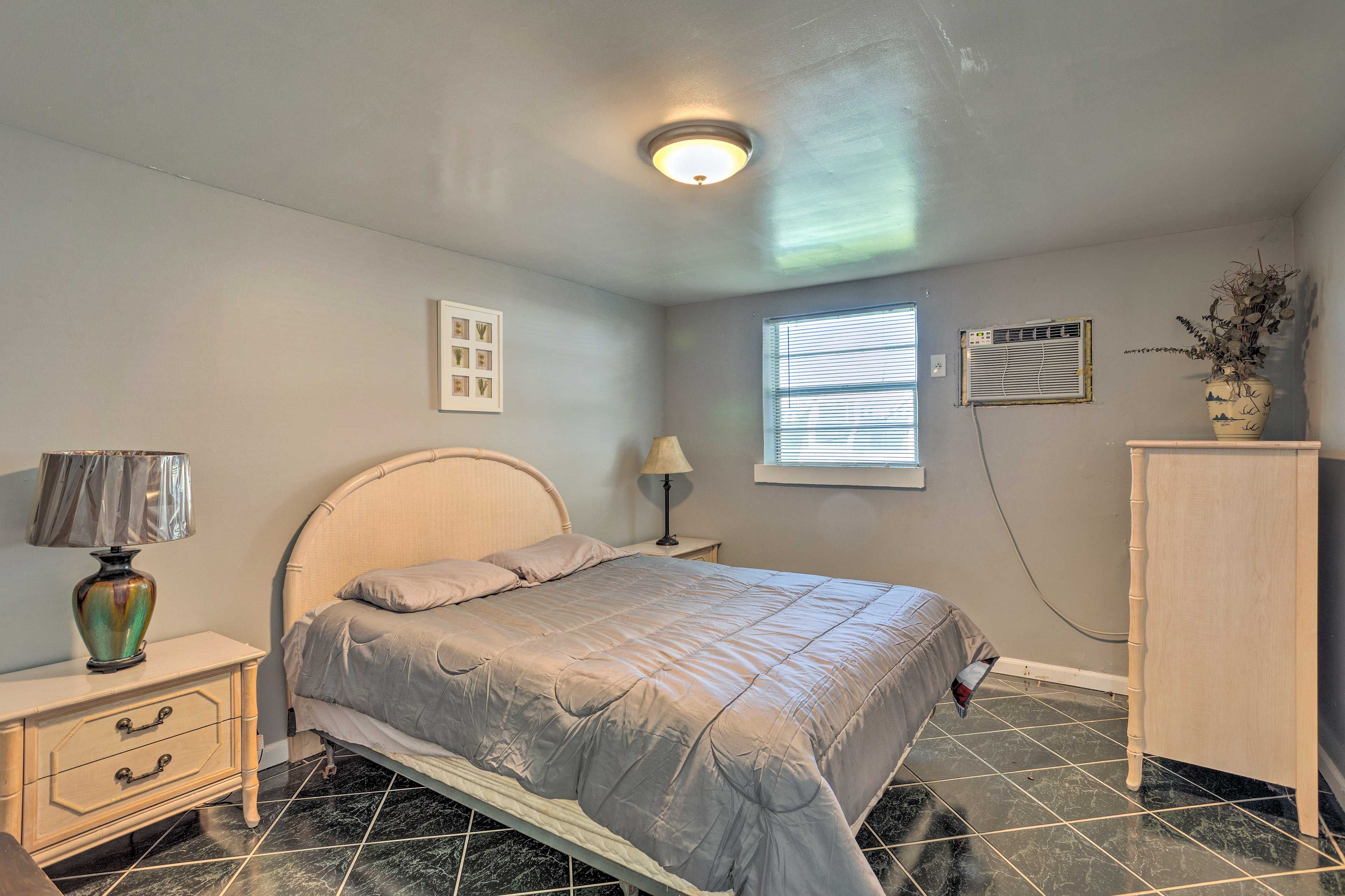 Bedroom | Queen Bed