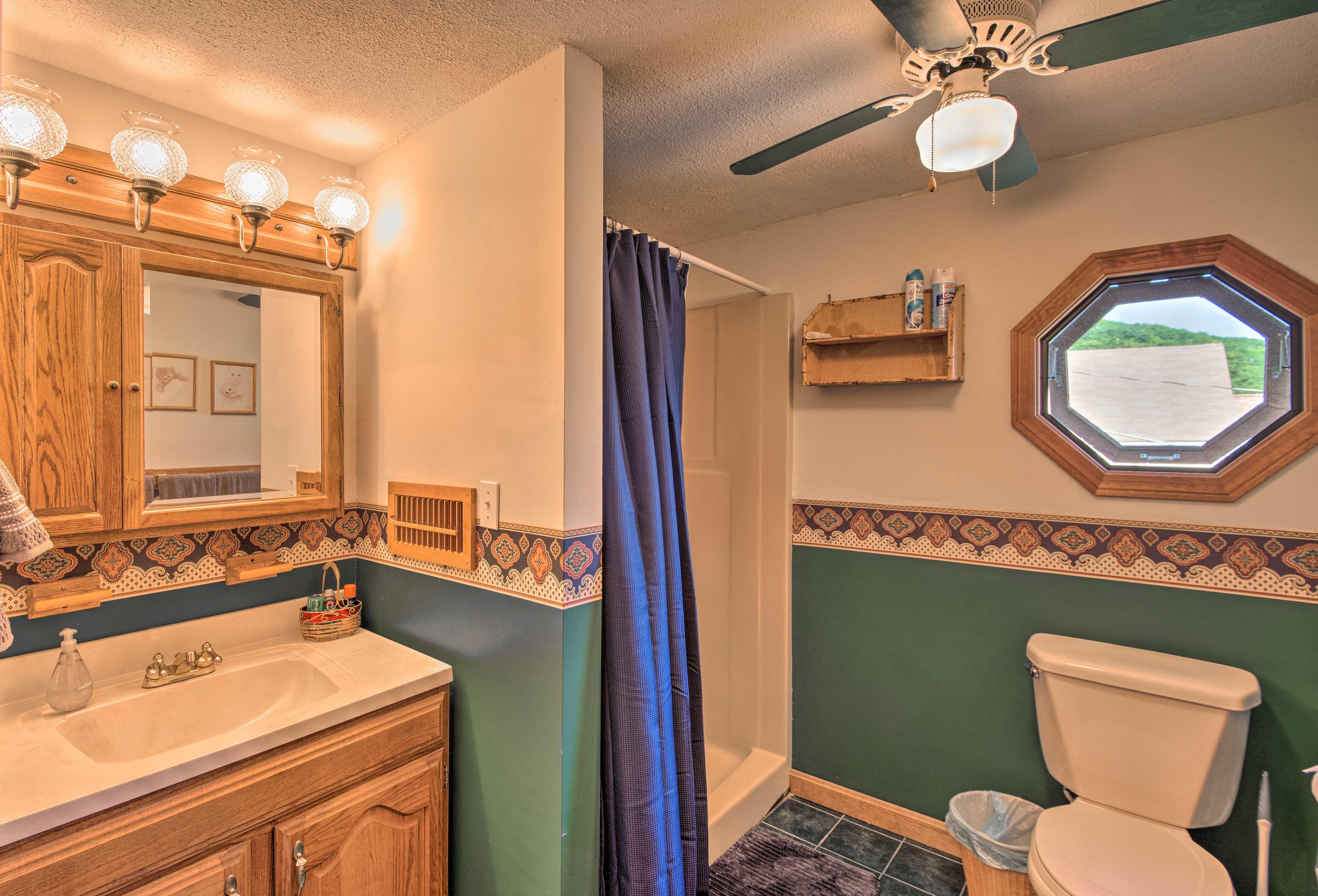 Full Bathroom | Towels Provided