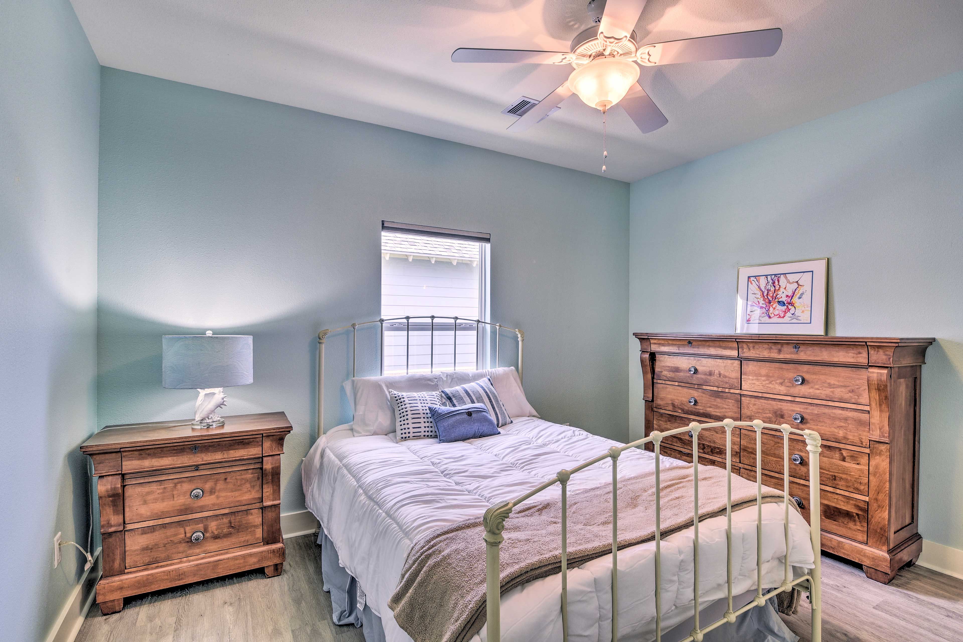 Bedroom 3 | Queen Bed