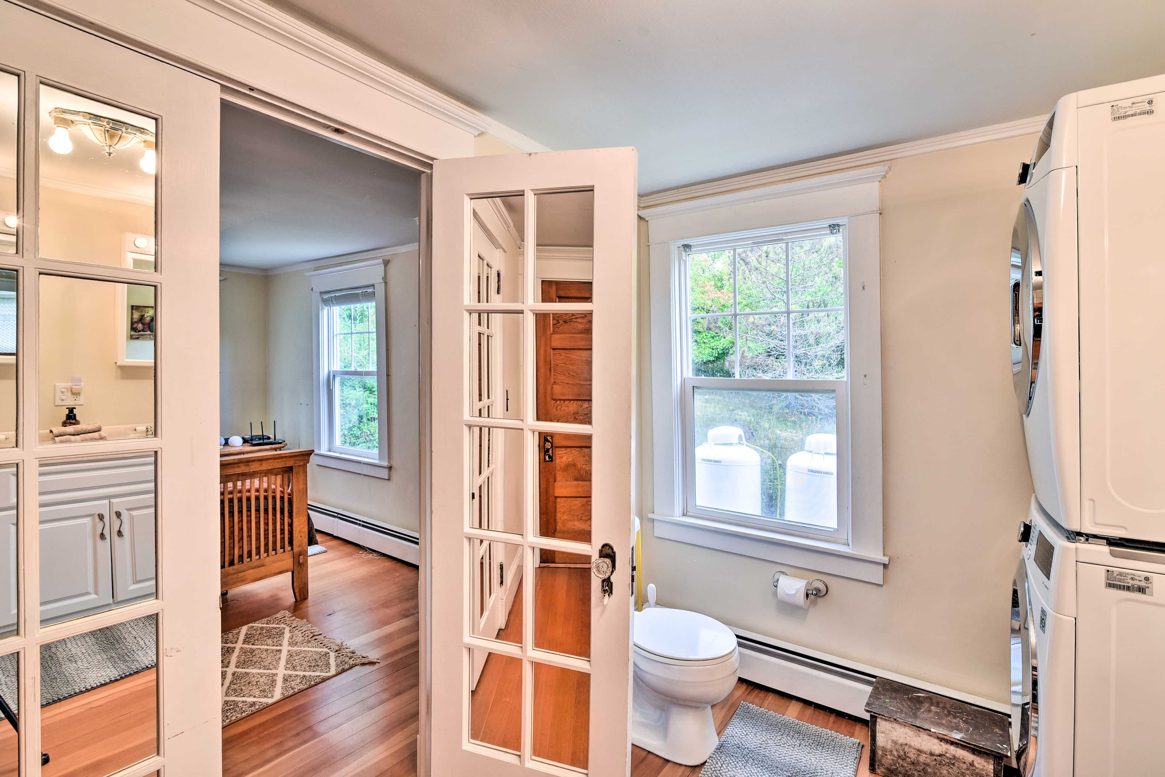 En-Suite Bathroom | Mirrored Doors